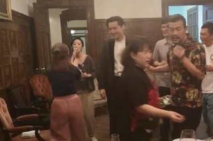 在助理將菸拿走前，桂綸鎂趕緊吸一口才不會浪費。（翻攝自微博）