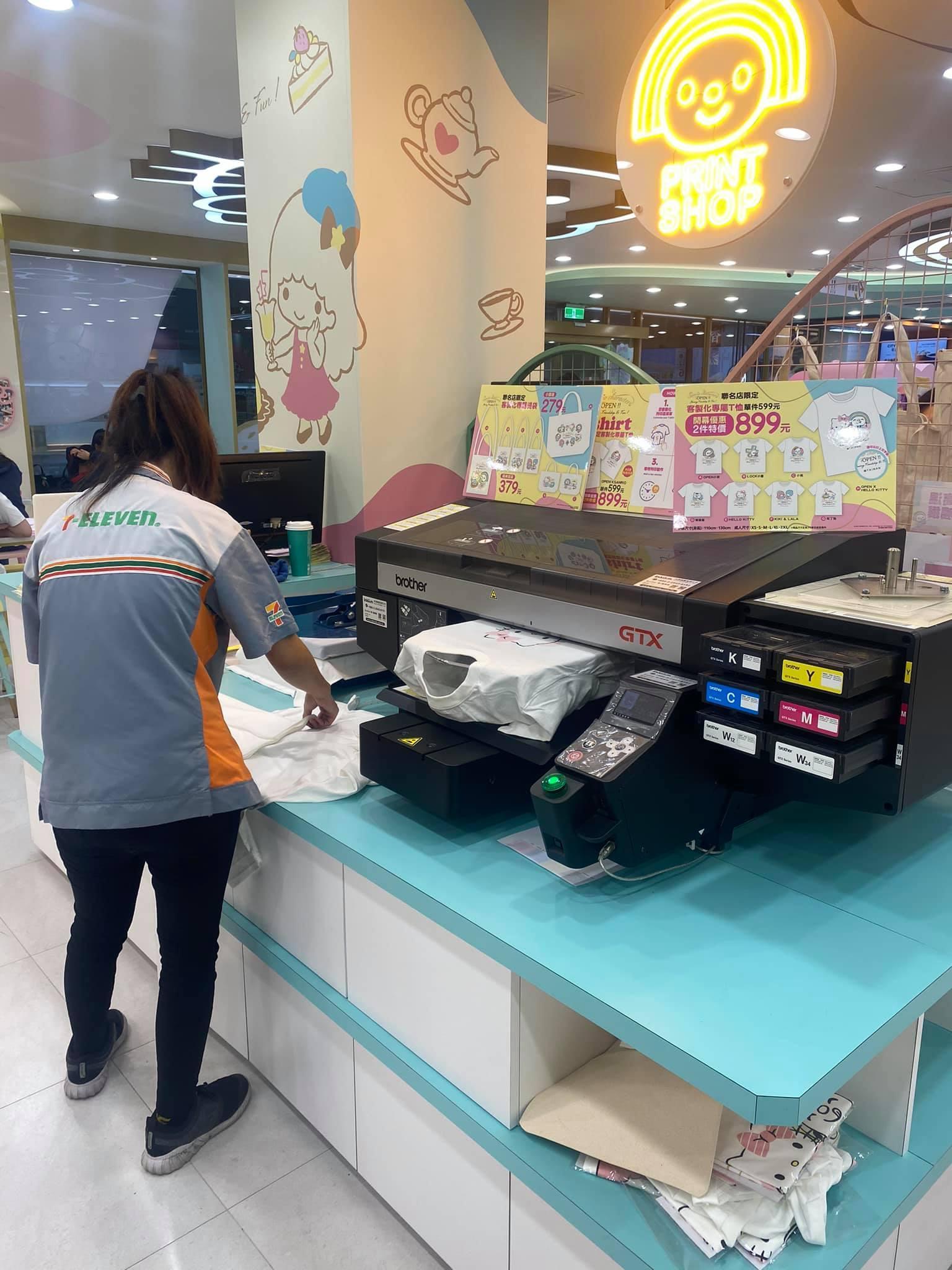 超商店員正在操作一台噴印機器為客人製作T恤。(翻攝自臉書社團:路上觀察學院)