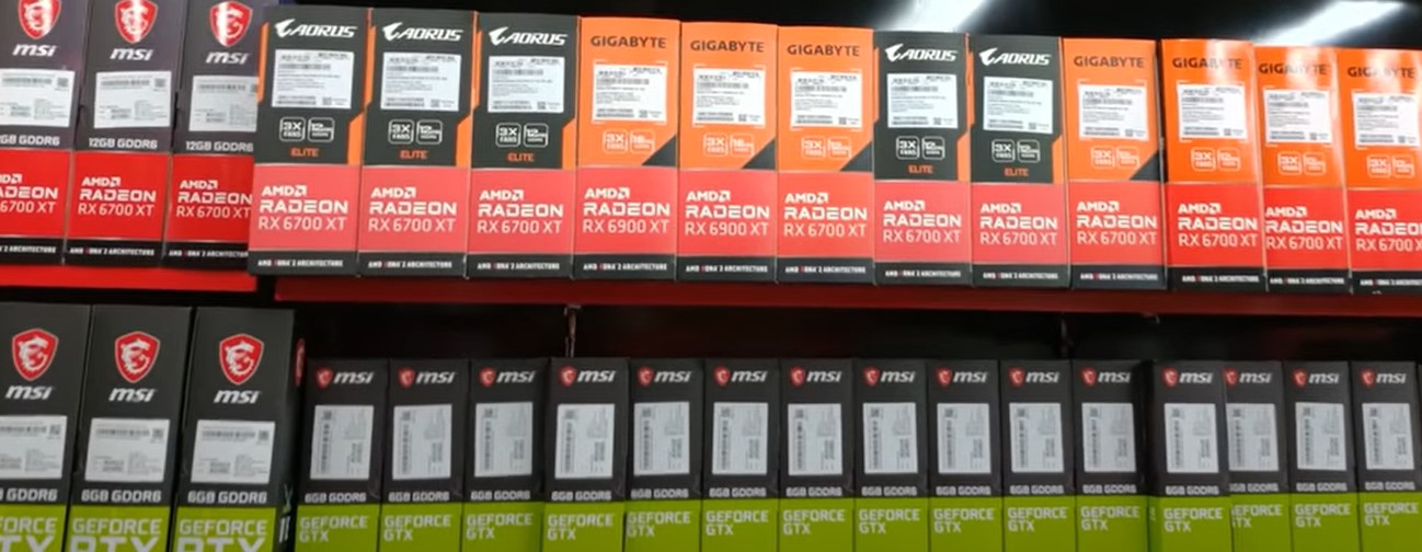 台灣實體電腦商場依然有滿屏顯示卡的畫面，讓外國玩家非常羨慕。（翻攝自Marco Youtube）