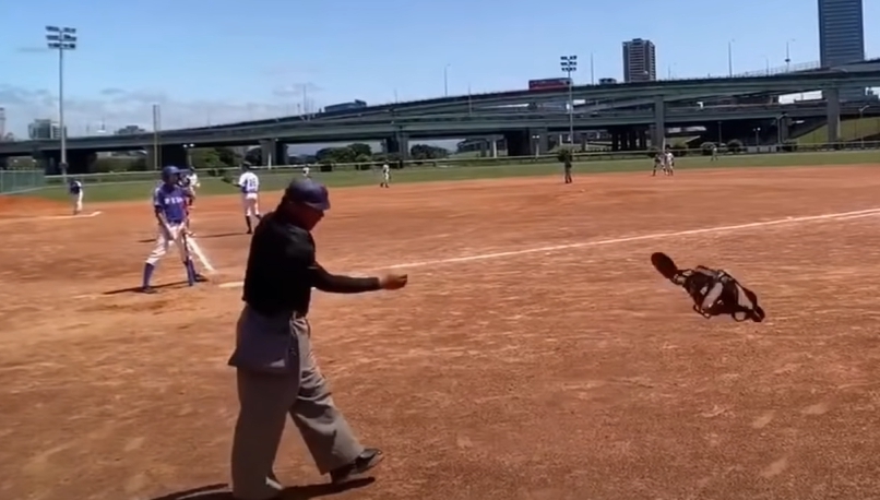 主審遭球吻後怒摔面罩。（翻攝自海綿體寶寶 YouTube頻道）