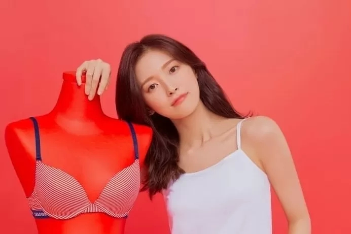 韓國女偶像所拍攝的內衣代言照，引發當地網友的男女大戰。（翻攝自韓國論壇The Qoo）