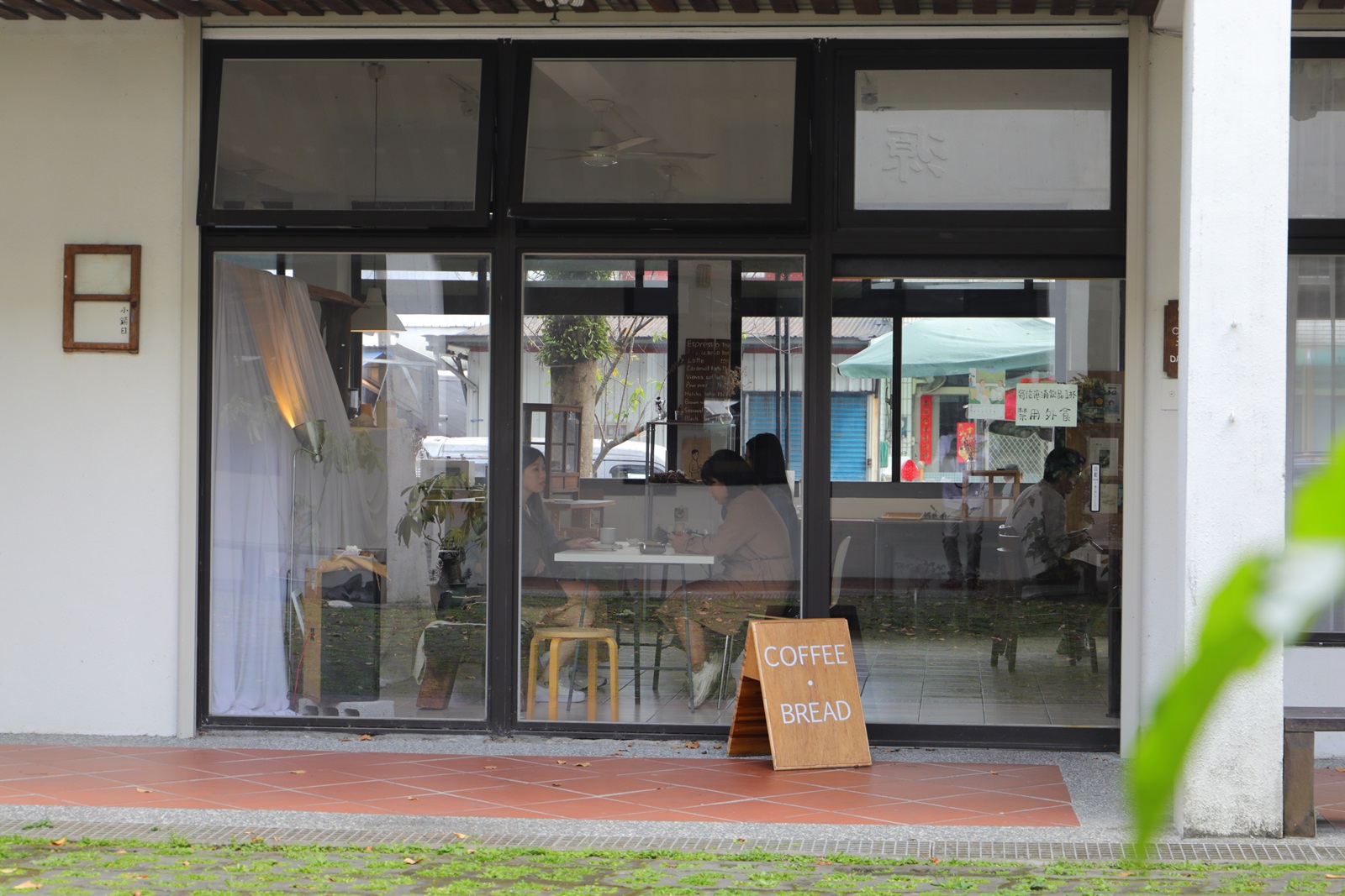 門口就散發一種文青的氣味。