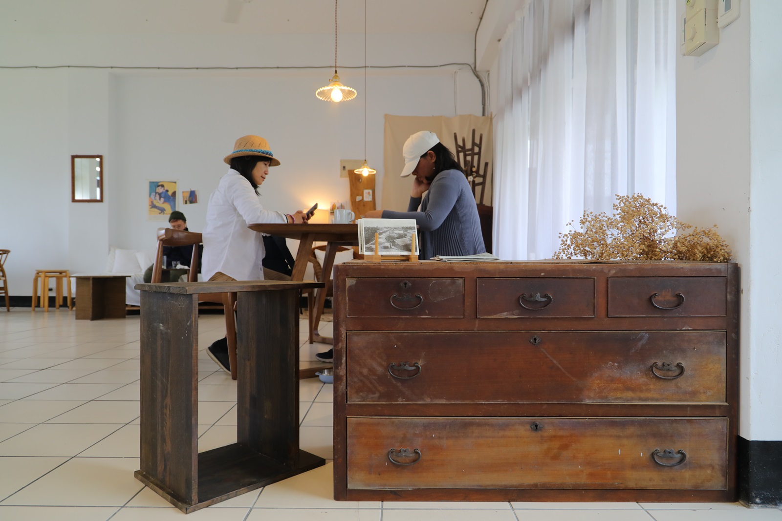 店裡的老傢具，多是阿公收藏的寶物。