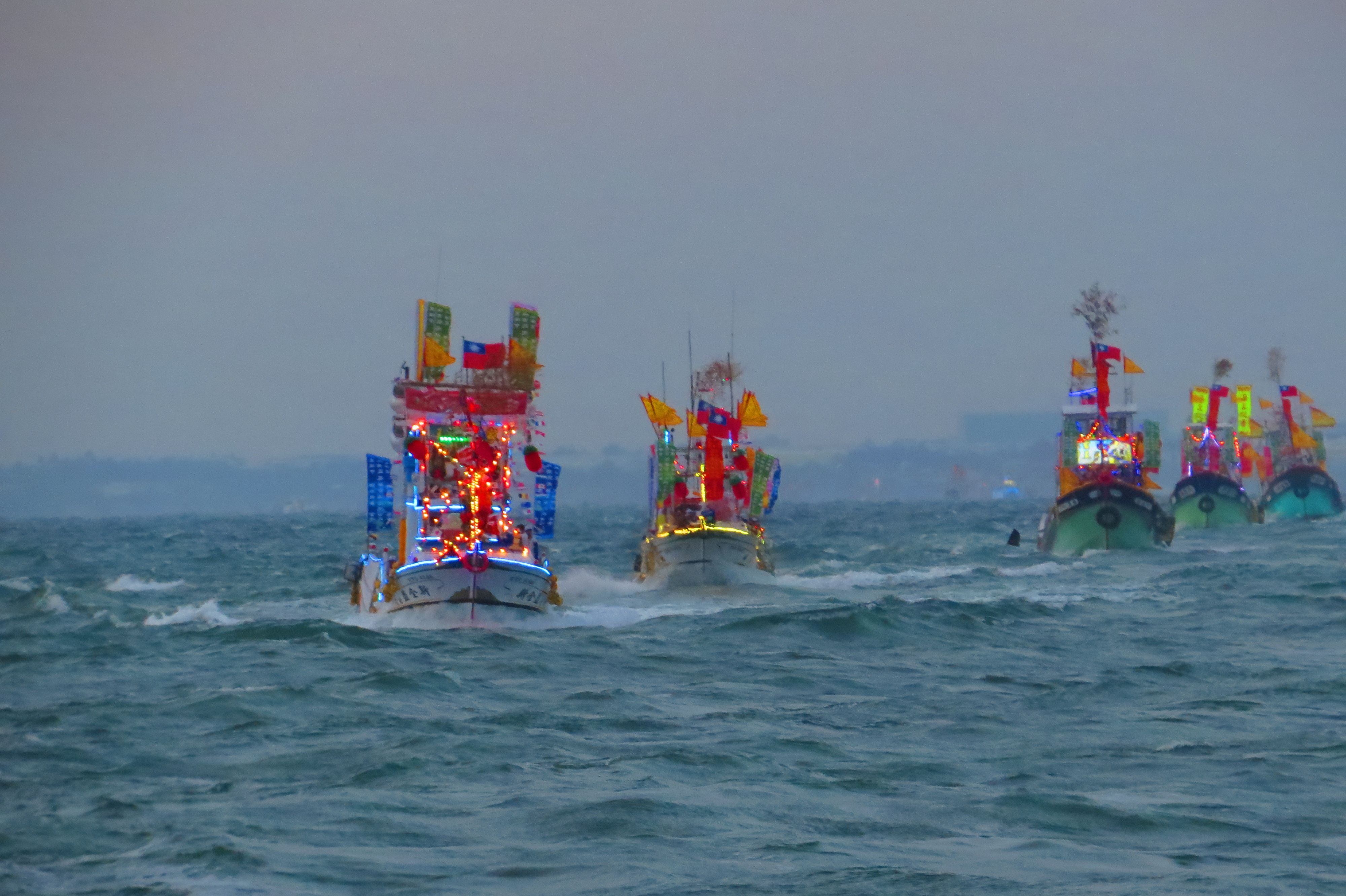 媽祖鑾駕從林園出發，北遶高雄外海。（高雄市政府提供）