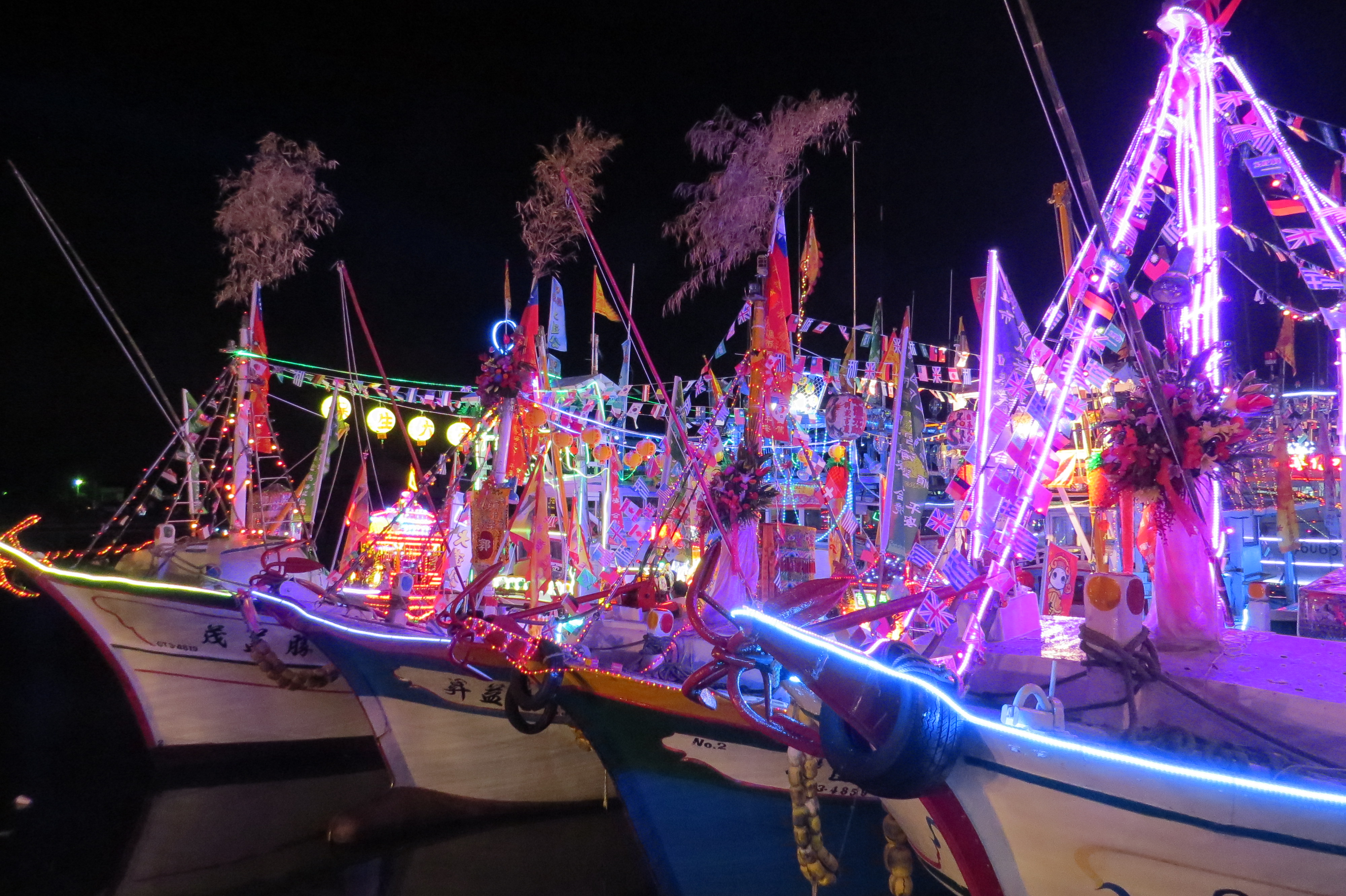 高雄林園鳳芸宮的媽祖海巡4年一科，今年再逢盛事，透過船隊遶行高雄外海，讓慈悲的媽祖婆照亮海上黑夜的路。（高雄市政府提供）