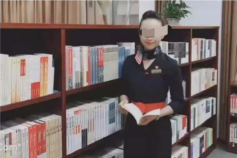 陸網瘋傳一名東方航空空姐,在長官安排下陪睡高層官員。(翻攝自微博)