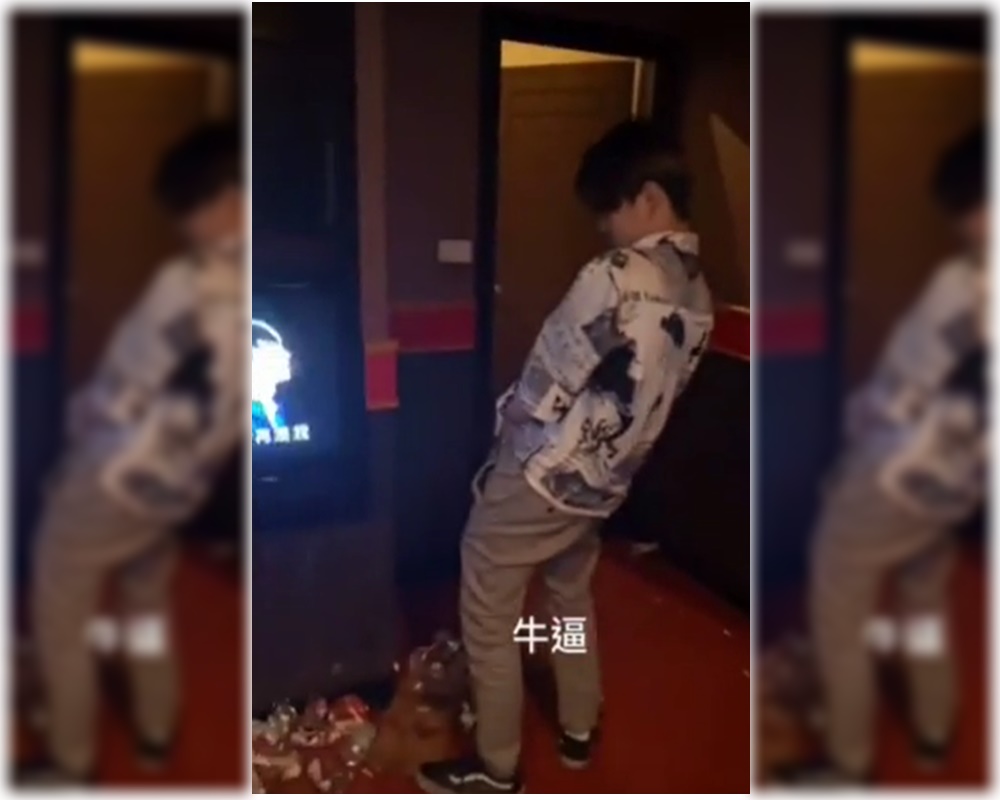 廁所明明就在斜前方,金髮男卻對著電視旁的地板撒尿。(翻攝Dcard)