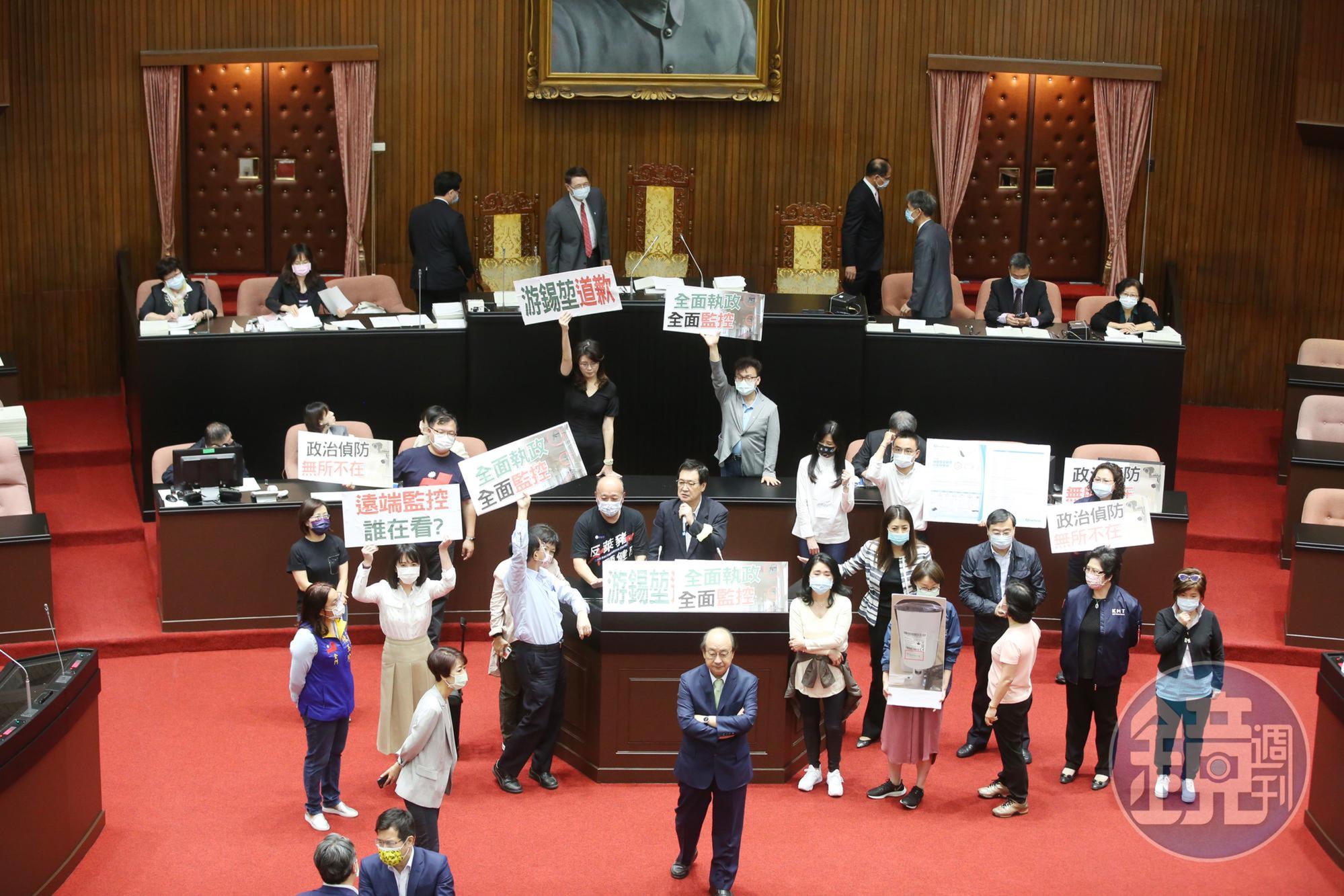 國民黨立委不滿立法院在各黨團辦公室裝設監視器,要求院長游錫堃道歉。
