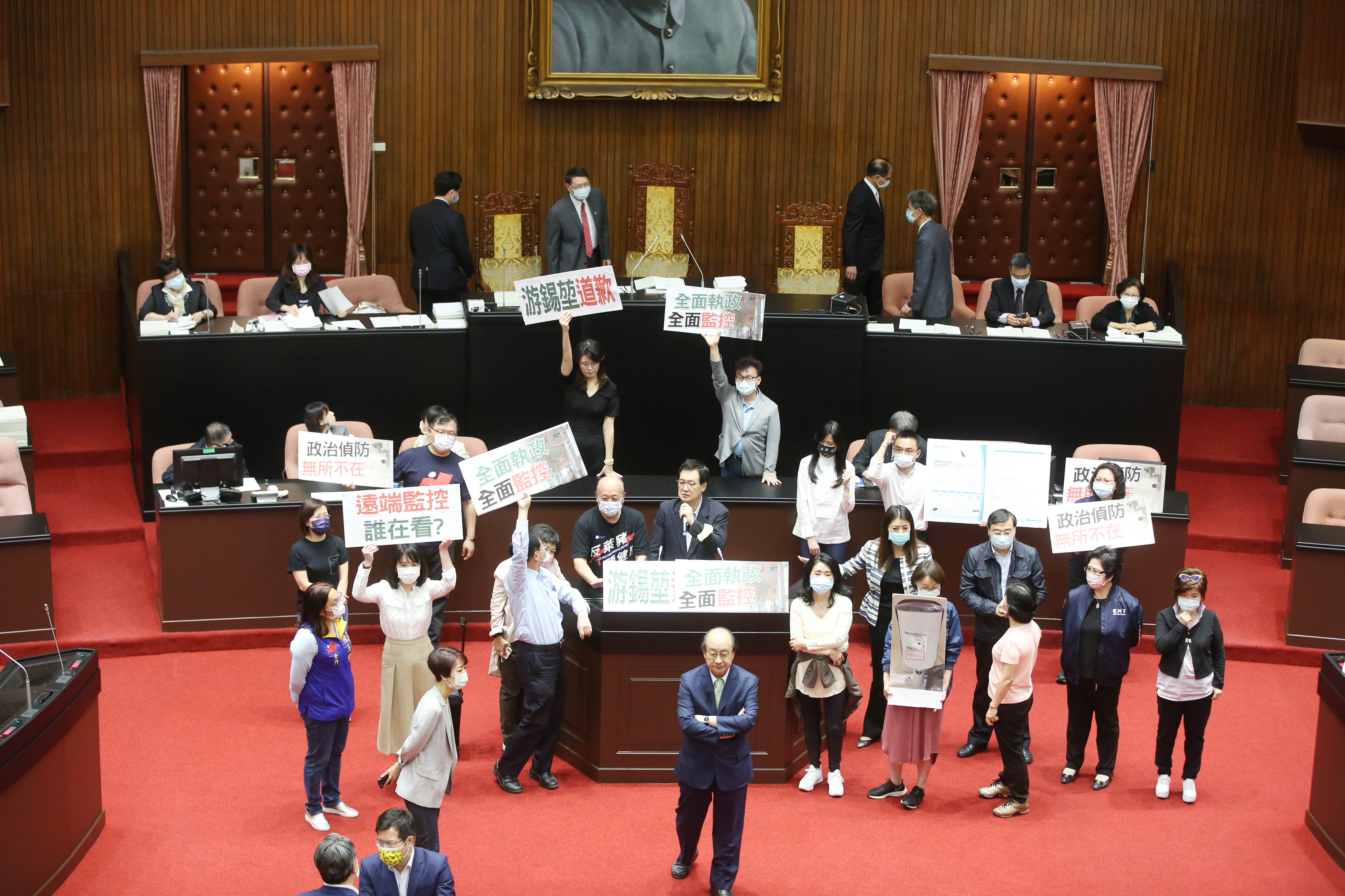 國民黨立委不滿立法院在各黨團辦公室裝設監視器，要求院長游錫堃道歉。