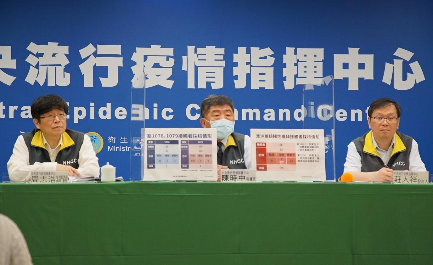 莊人祥(右)指出,昨日新增12件不良事件通報,其中2例疑似嚴重不良事件。(指揮中心提供)