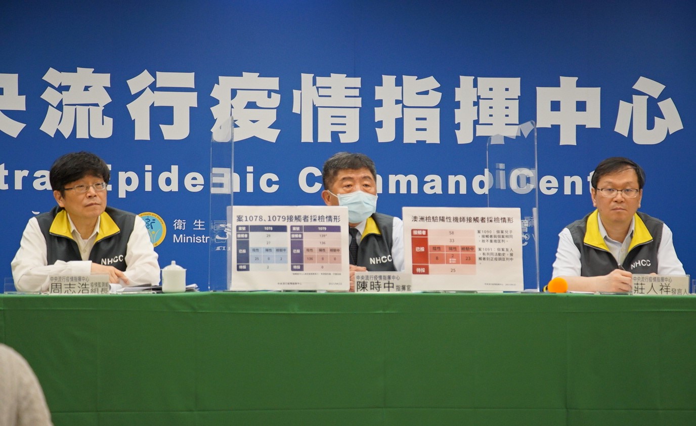 莊人祥（右）指出，昨日新增12件不良事件通報，其中2例疑似嚴重不良事件。（指揮中心提供）