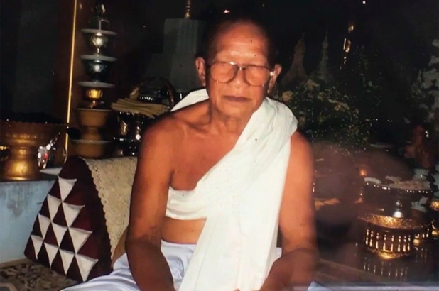 泰國一名僧侶為求更高靈性的轉世，自製斷頭台、為佛獻頭。（翻攝自nypost）