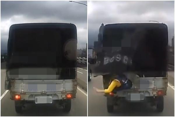 根據網友PO出的影片,可看到貨車起步時,竟從車斗掉出1人。(翻攝自爆料公社二社臉書)