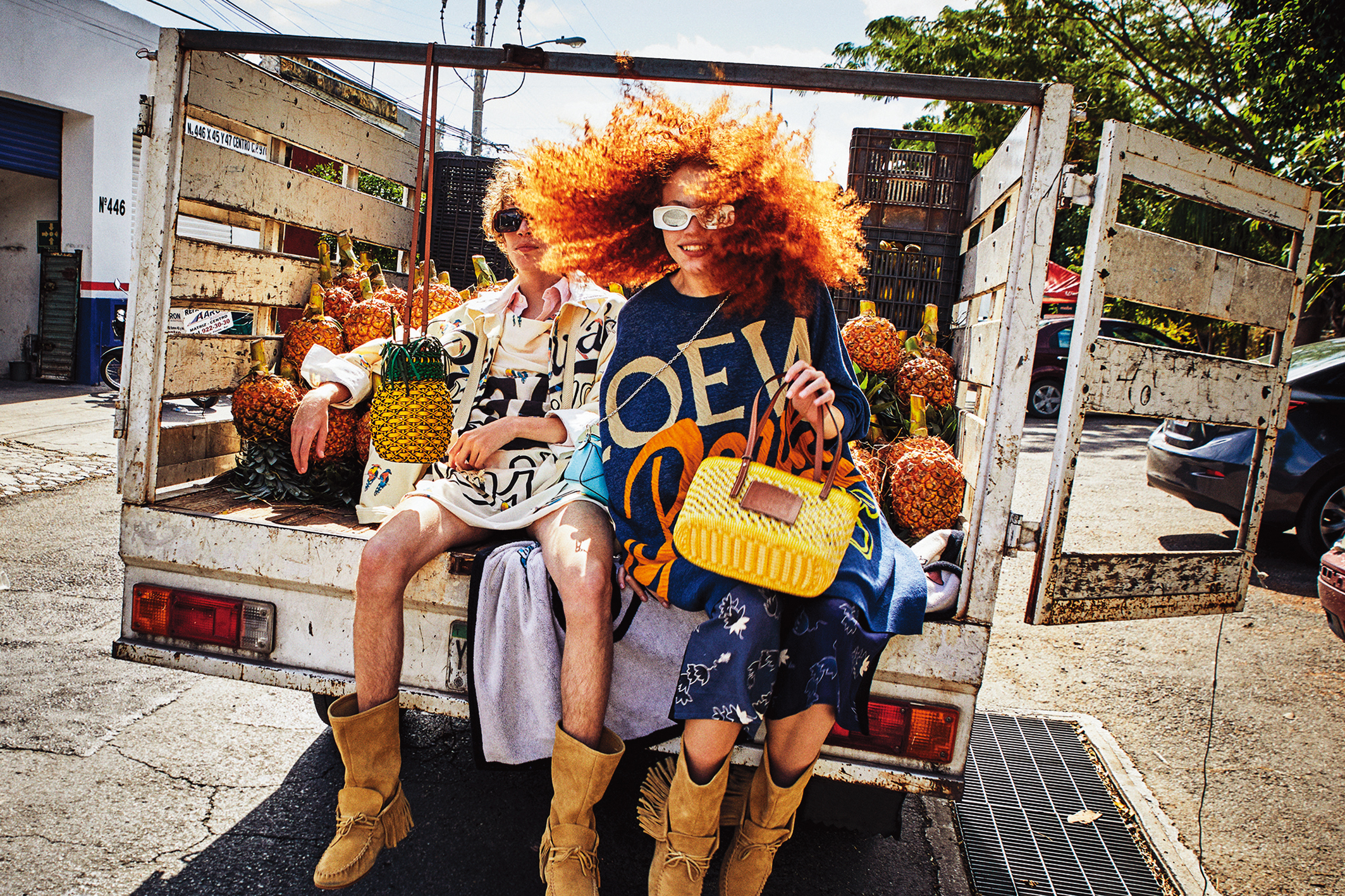 這一季的Paula's Ibiza系列形象廣告在墨西哥拍攝，由攝影師Gray Sorrenti掌鏡，以色彩繽紛的都會建築為背景，透過豔陽高照和夜幕深沉的時刻，襯托系列富含幾何線條的剪裁。（LOEWE提供）