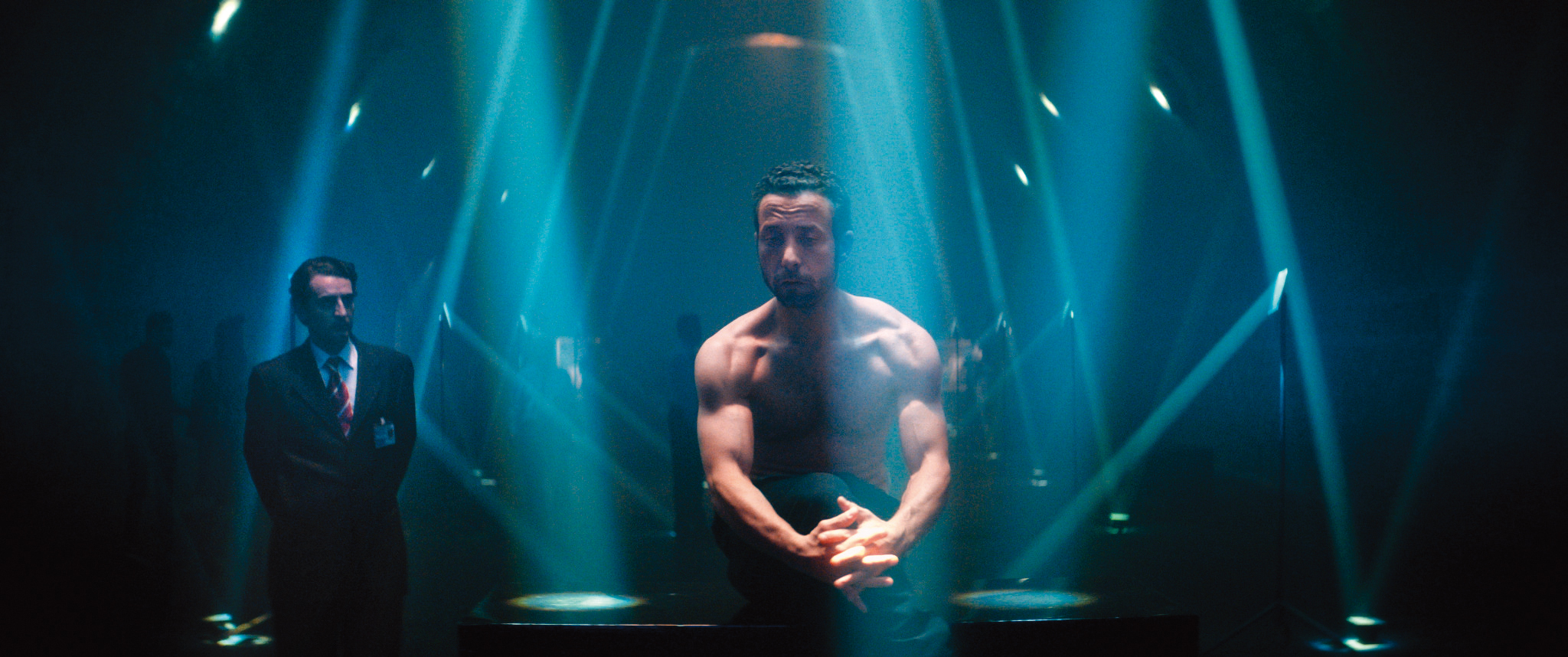 逃亡黎巴嫩的政治難民被藝術家在背部刺了簽證圖案，甚至成為一個展覽品而環遊世界。（原創娛樂提供）