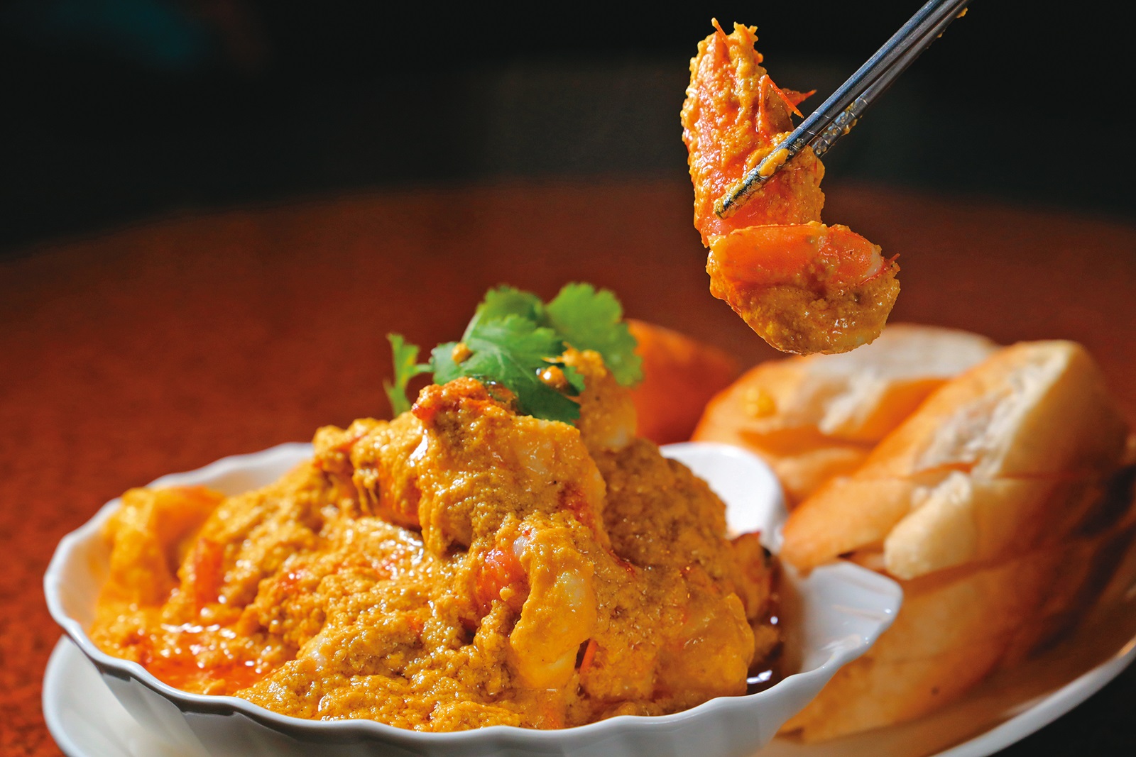 令人驚豔的「咖哩蝦」，口味偏東南亞，麵包沾咖哩醬，讓人一口接一口。（580元／份）