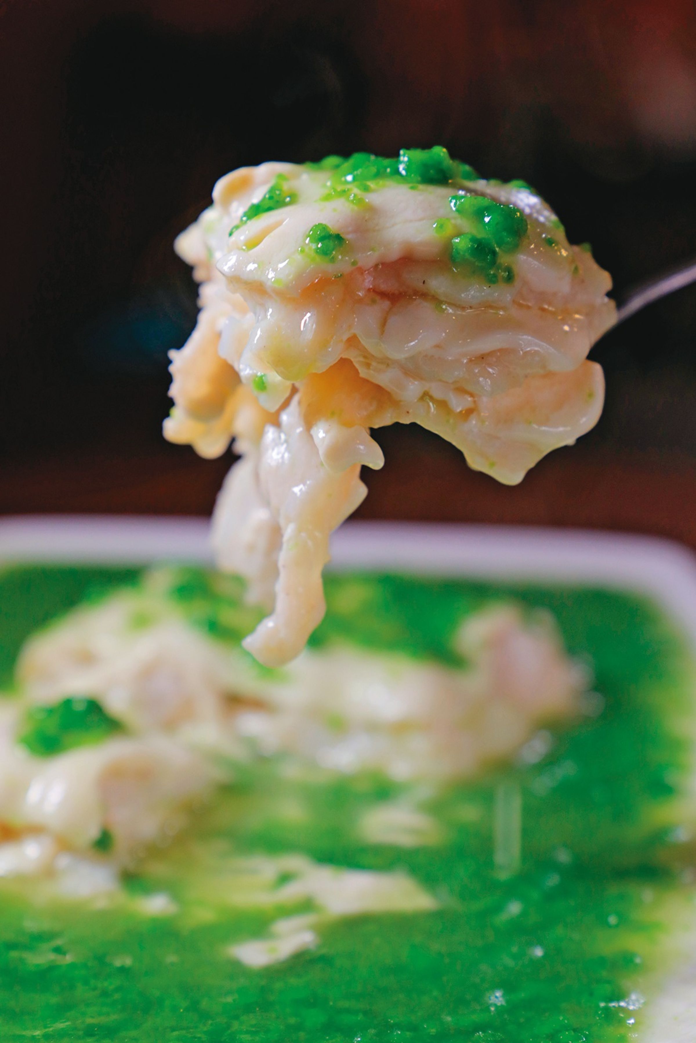 「翡翠豆腐魚」是一道功夫菜，以多利魚與豆腐堆疊7層，輔以菠菜與蛋白的醬汁，讓人再三回味。（250元／小份、420元／大份）
