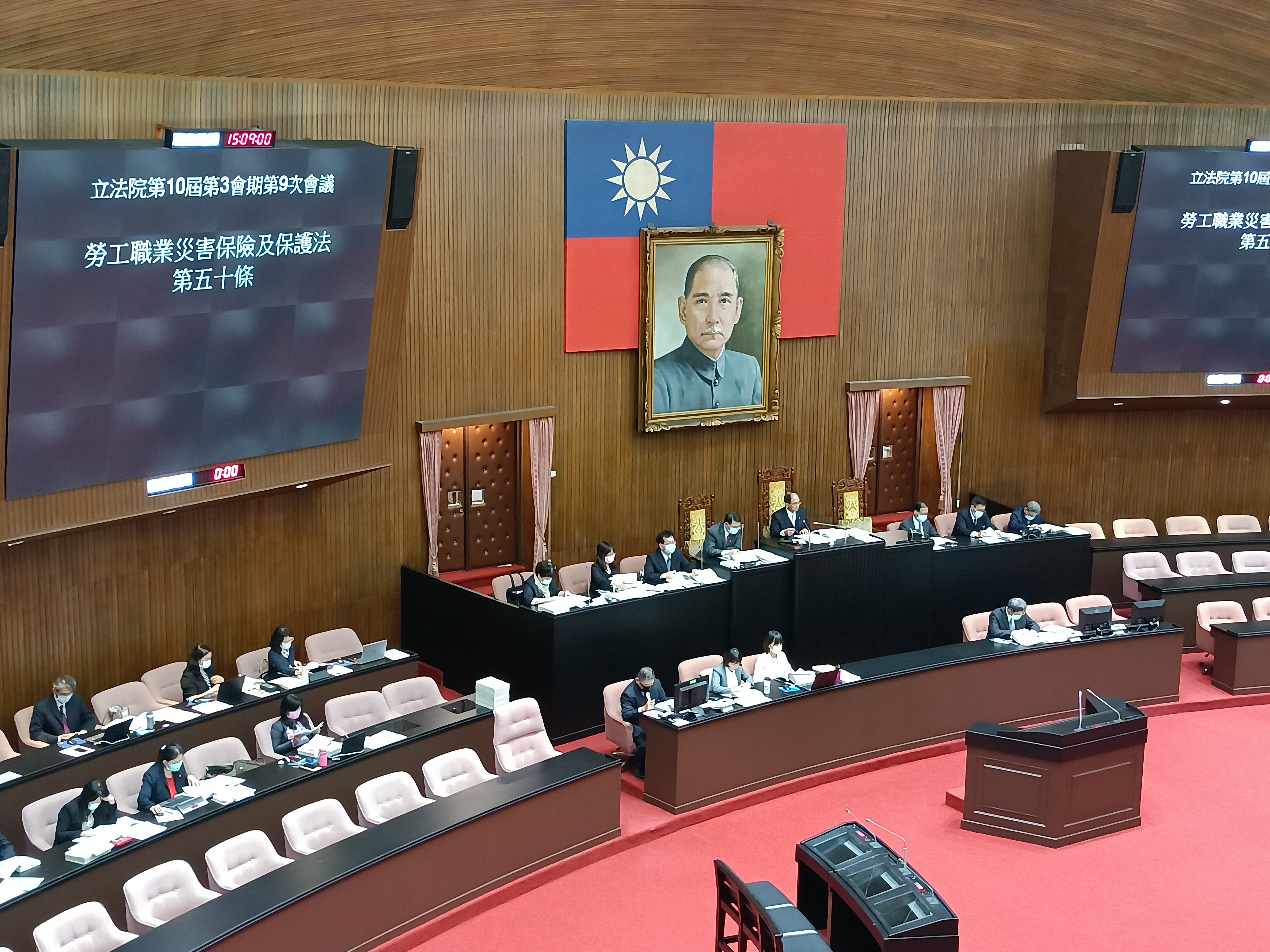 下週六就是勞動節，立法院會今三讀《職災保險法》，未來勞工若遭遇職災可獲得更佳保障。