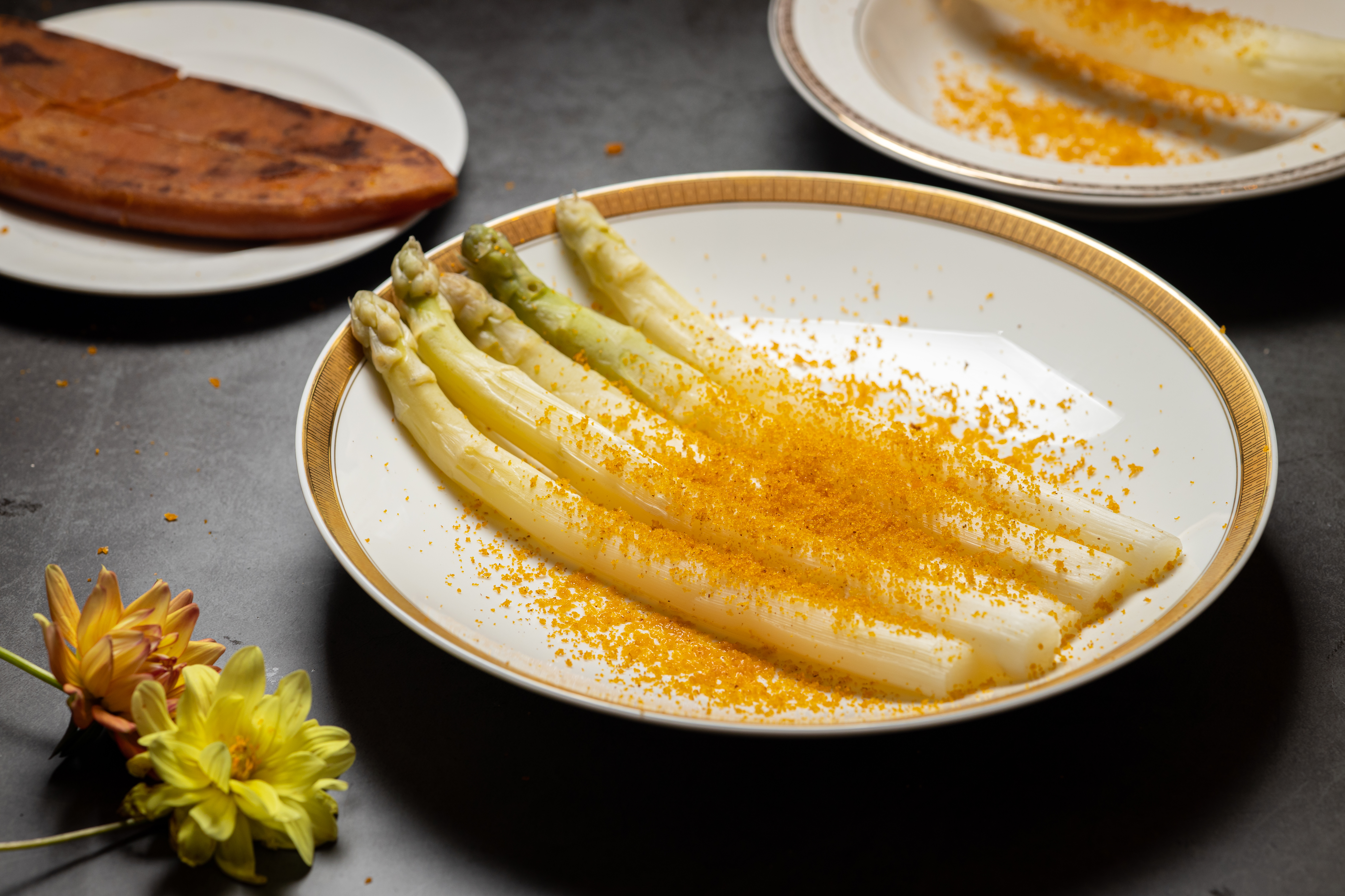 做法非常簡單的「白蘆筍佐台灣烏魚子」，是初夏才吃得到的美味。