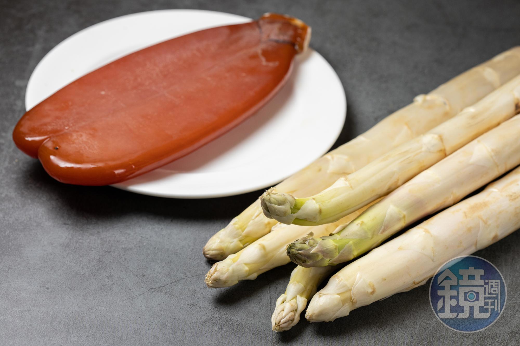 準備當季白蘆筍與過年時購入的烏魚子。