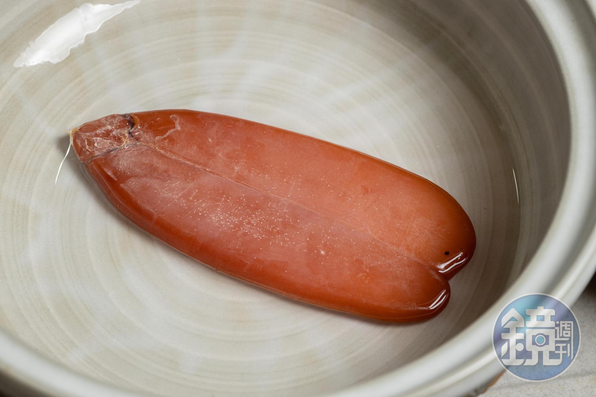 在高粱中浸烏魚子約10分鐘,剝去外膜。