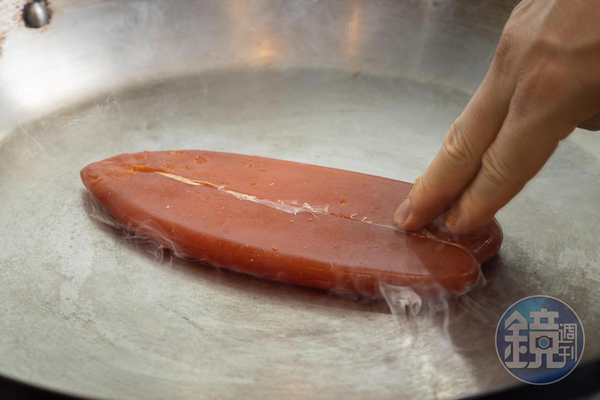 平底鍋燒熱,放上烏魚子。