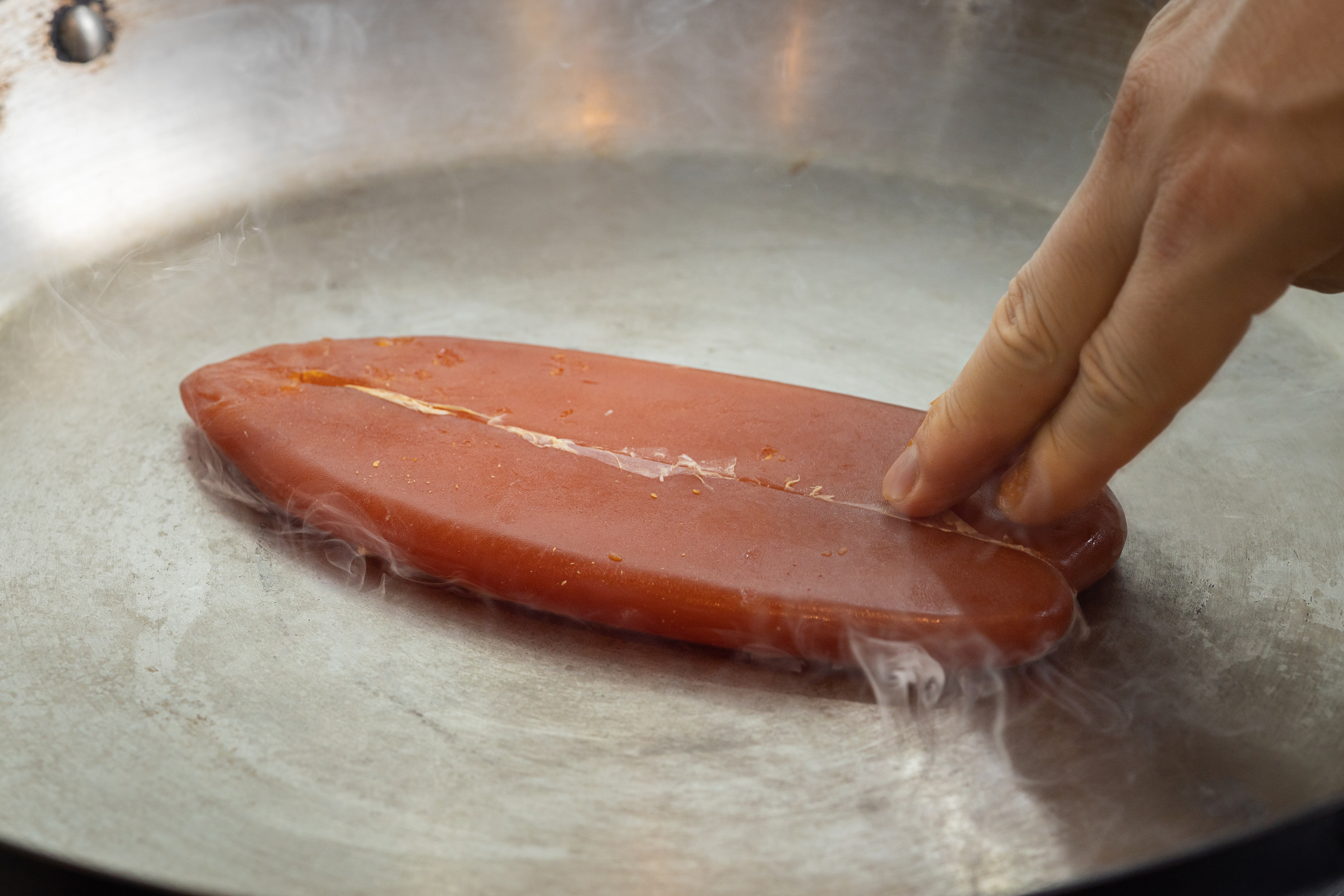 平底鍋燒熱，放上烏魚子。