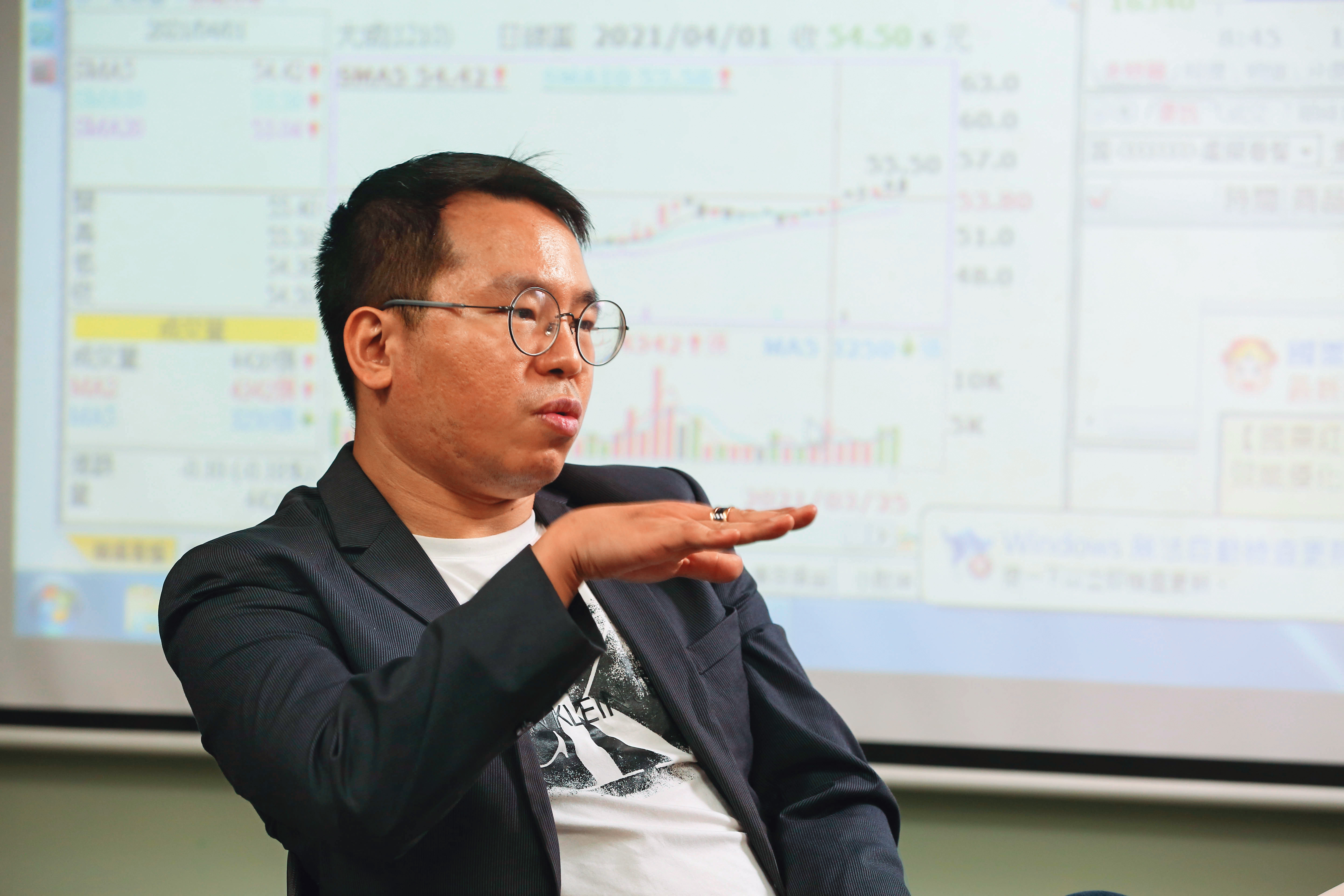 過去待在法人圈的吳曉松，靠著多年經驗，制定出一套操作選擇權的SOP。