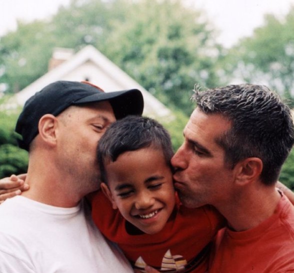 美國同志情侶丹尼（右）和皮特（左）領養棄嬰，並命名為凱文。（翻攝自petemercurionyc IG）