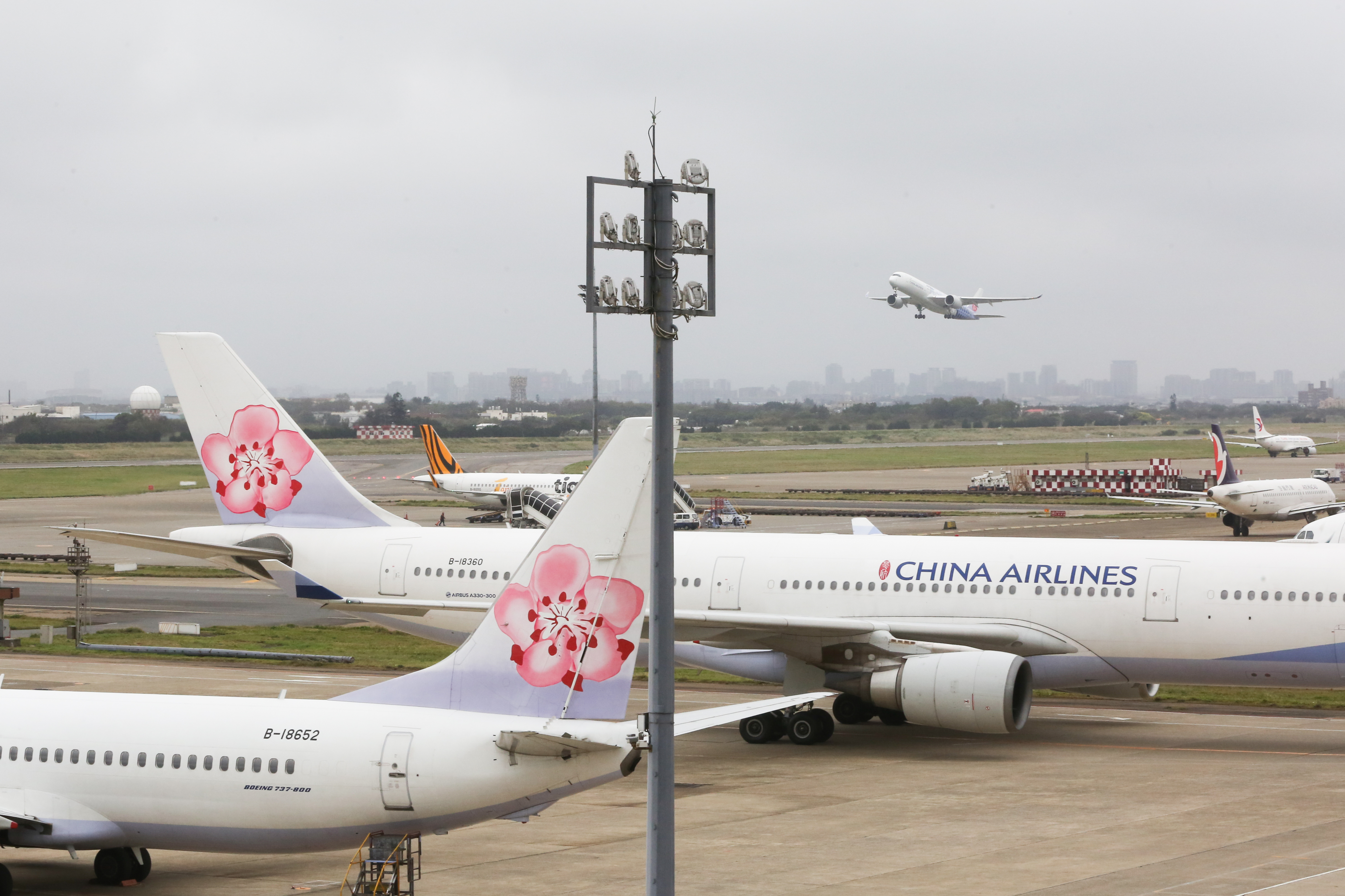 針對華航機師染疫造成本土確診案例，華航指出，將全力配合指揮中心疫調。（資料照）