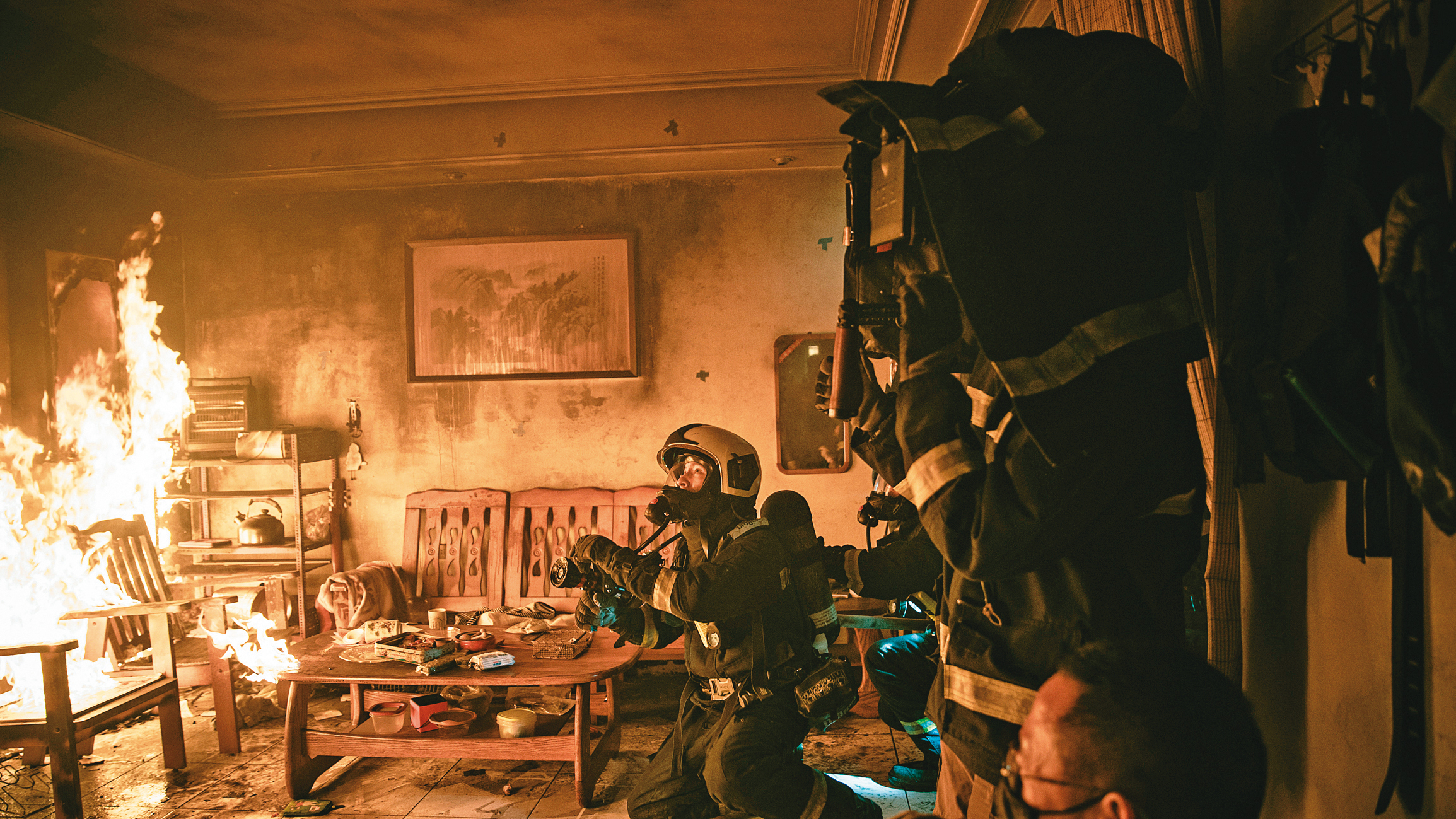 首集民宅火警是利用即將拆除的海砂屋，製造出逼真火場。（公視、myVideo提供）