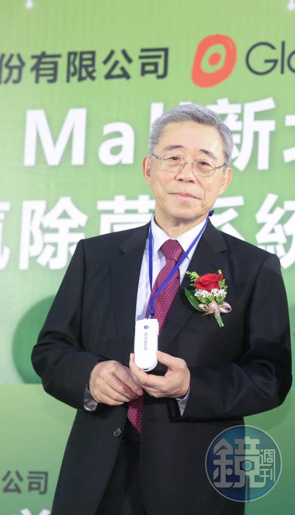 王文潮每天都會隨身攜帶UVC LED除菌棒,親自試用並不斷修正功能,儼然是產品代言人。
