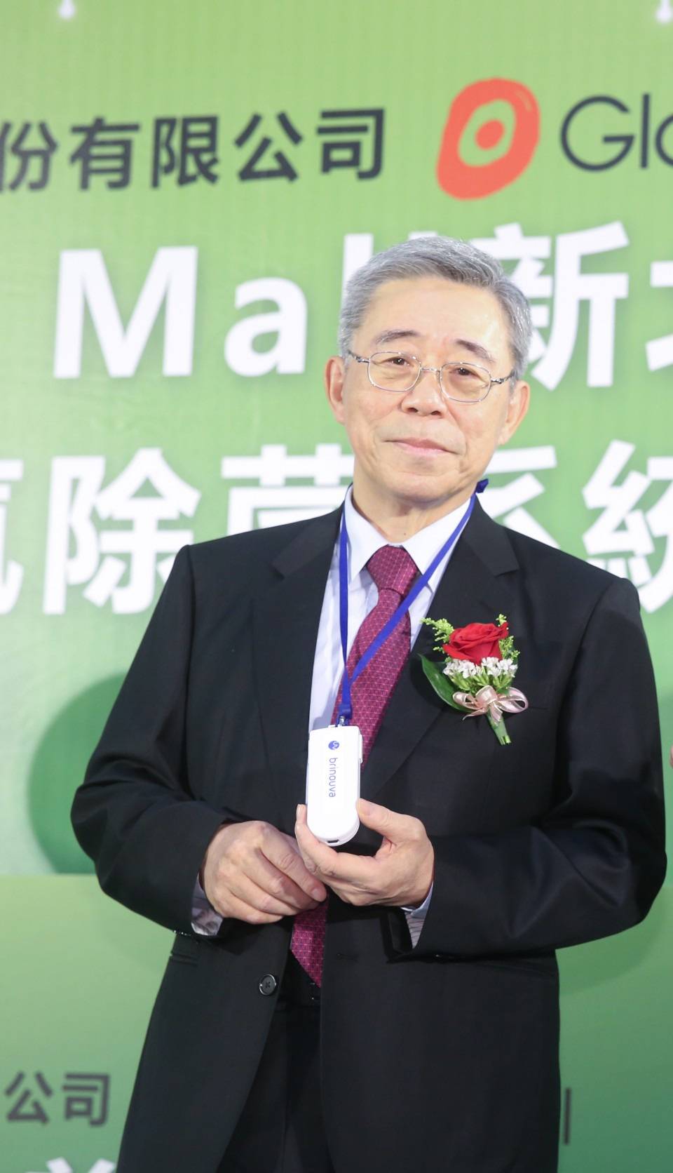 王文潮每天都會隨身攜帶UVC LED除菌棒，親自試用並不斷修正功能，儼然是產品代言人。