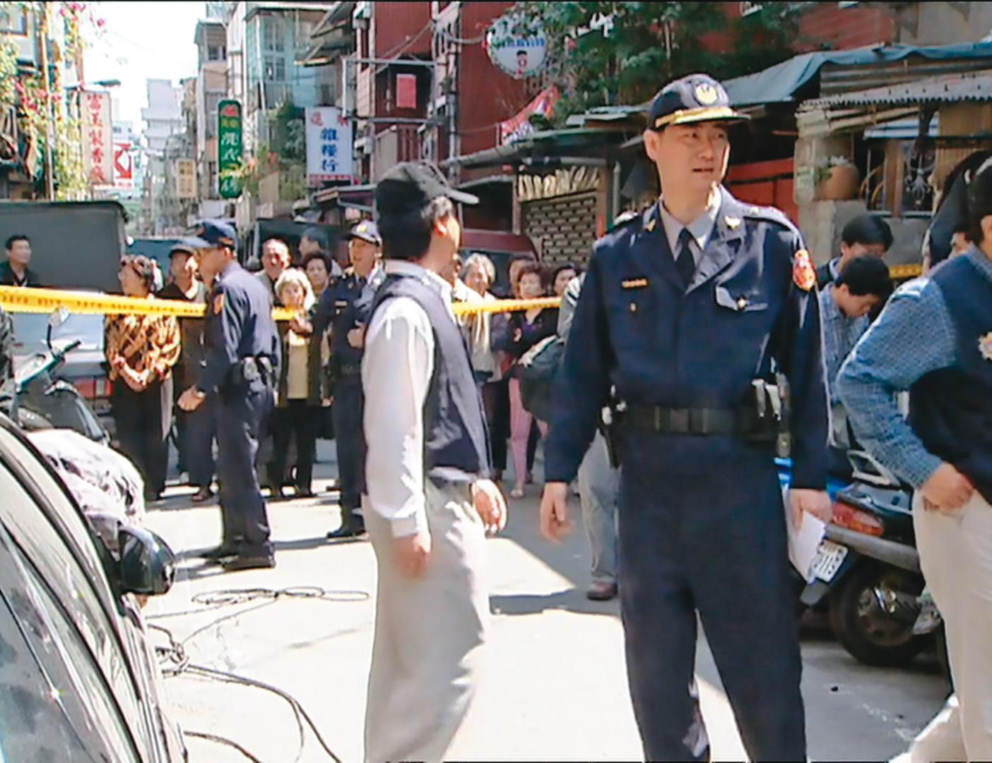警方在死者住處外拉起封鎖線搜索,積極尋找破案跡證。(東森新聞提供)