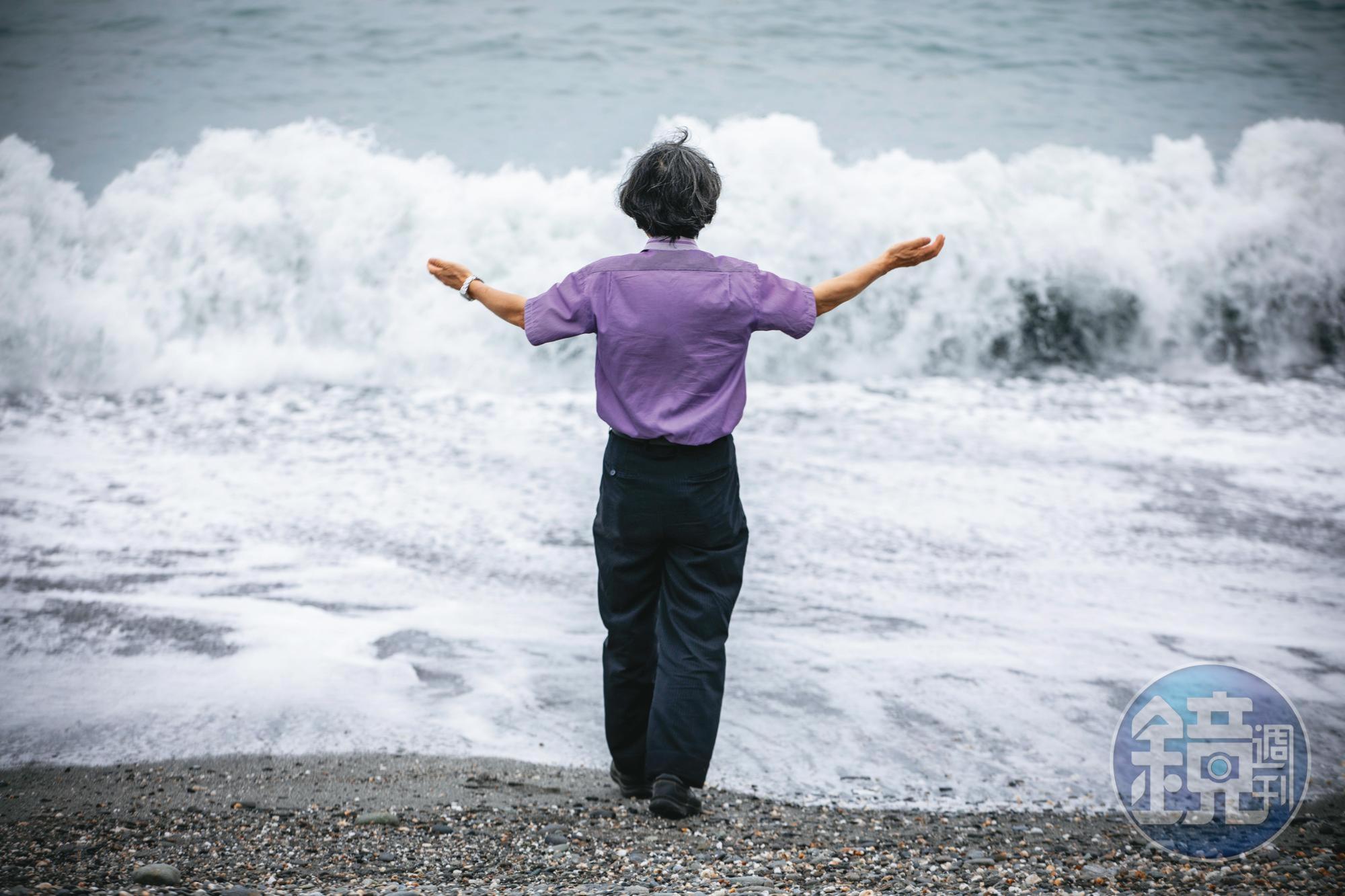 站在海邊,江盛忽然對著洶湧浪濤揮舞起雙手,像個命運的指揮家。
