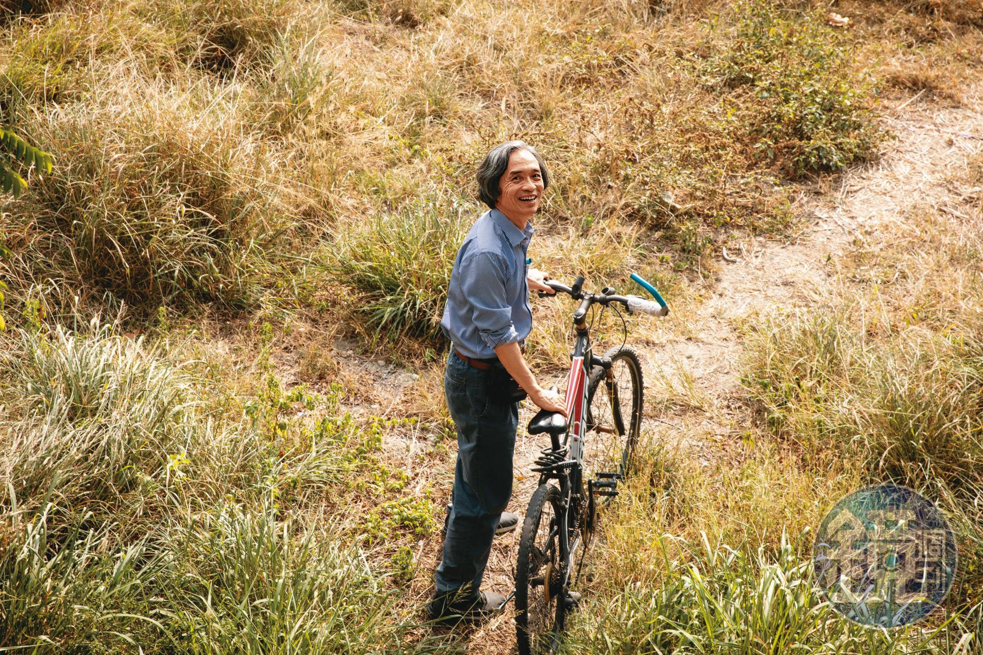 移居台東,江盛如今的代步工具是腳踏車。