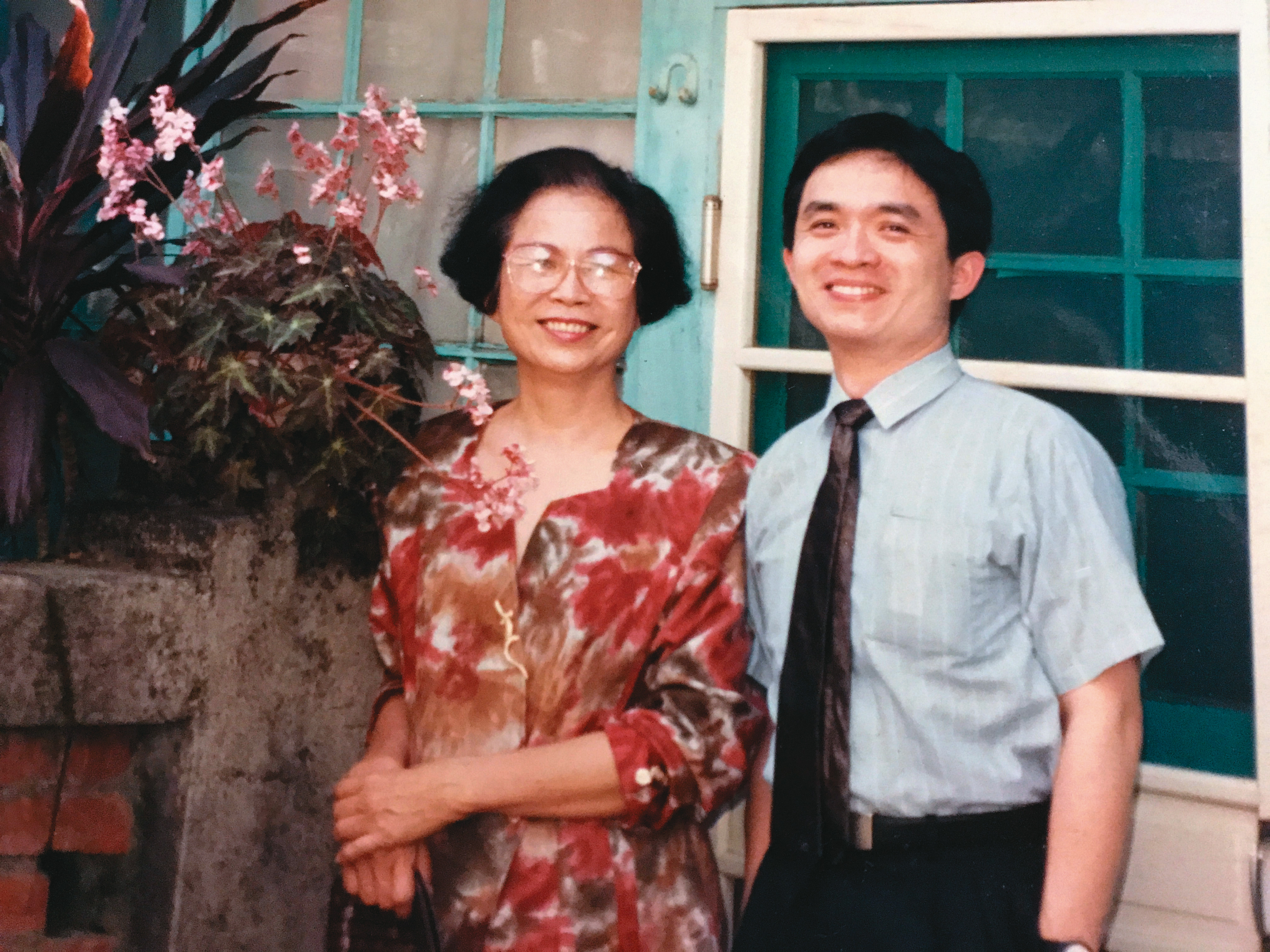江盛（右）說，母親（左）的藝術涵養與勇敢做夢的積極個性，對他影響極大。（江盛提供）