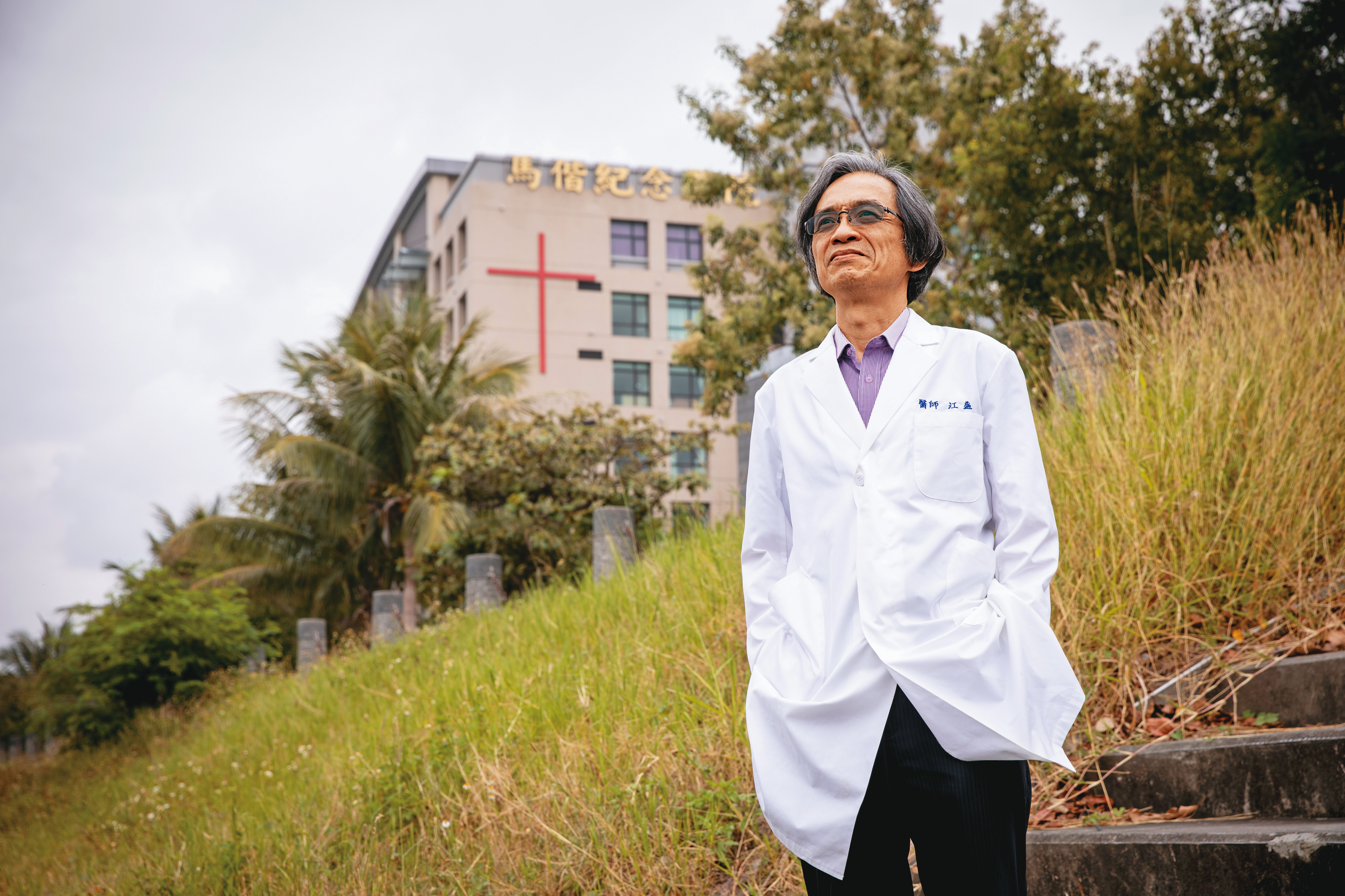 長年在基督教的醫院工作，江盛卻一直是無神論者。
