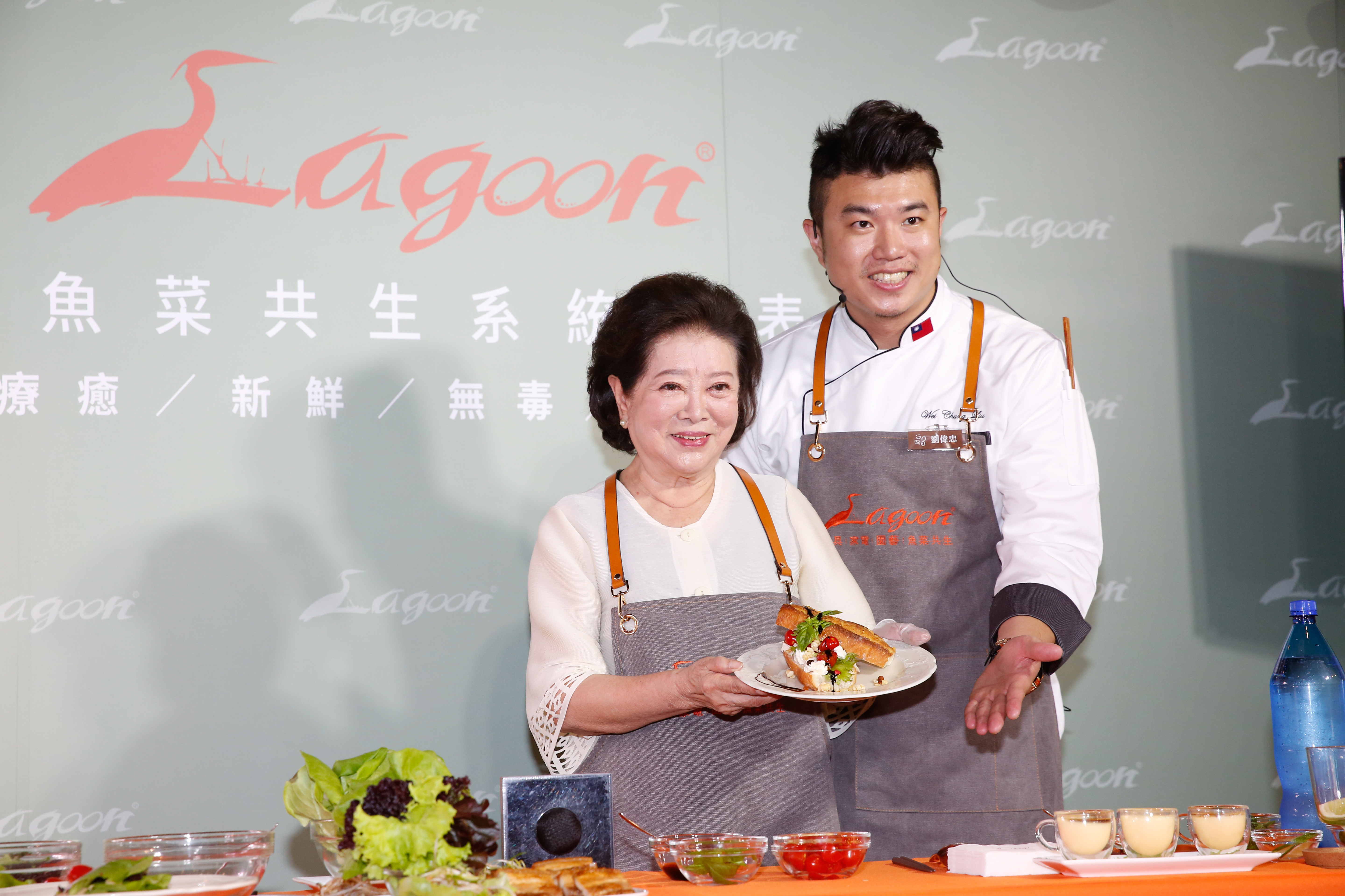 與大廚一起利用商品種出的蔬菜製作料理，她透露自己廚藝甚佳，是辦桌等級。