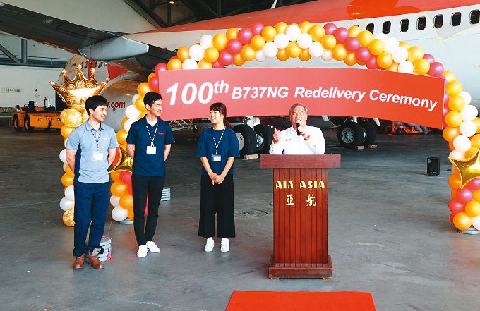 盧天麟（右）在客機出廠典禮上致詞，細數自己對亞航的貢獻。（翻攝亞洲航空官網）