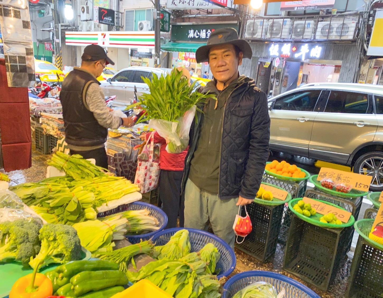 趙傳收工後到基隆市場探班,不顧藝人形象直接在菜市場買菜。(旋風音樂提供)