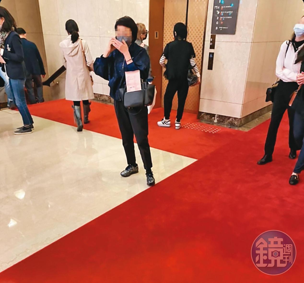 張清芳生活除了派對、度假外，也有陶冶身心的藝文活動，遭民眾直擊和李明依去國家戲劇院看戲。