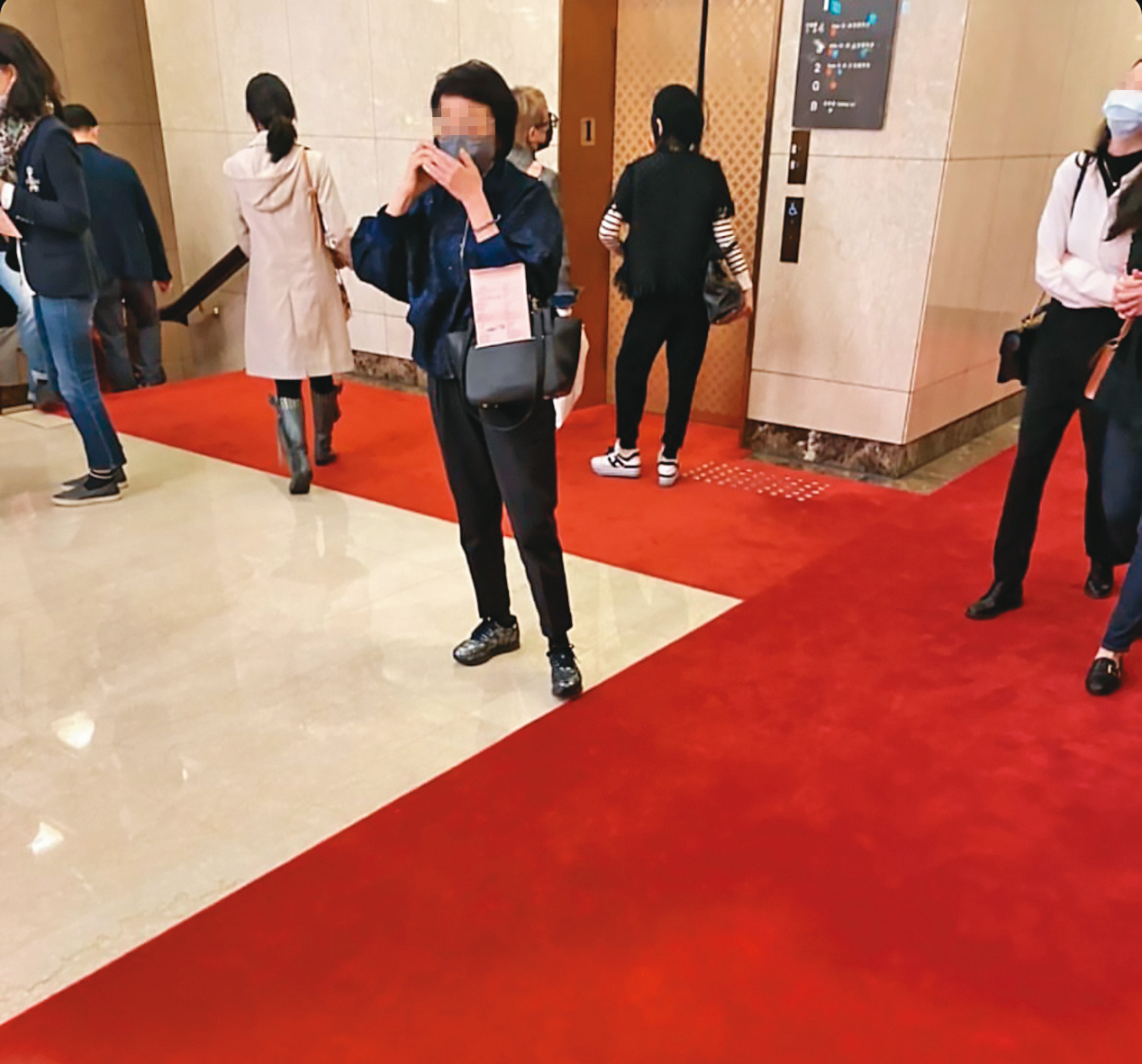張清芳生活除了派對、度假外，也有陶冶身心的藝文活動，遭民眾直擊和李明依去國家戲劇院看戲。