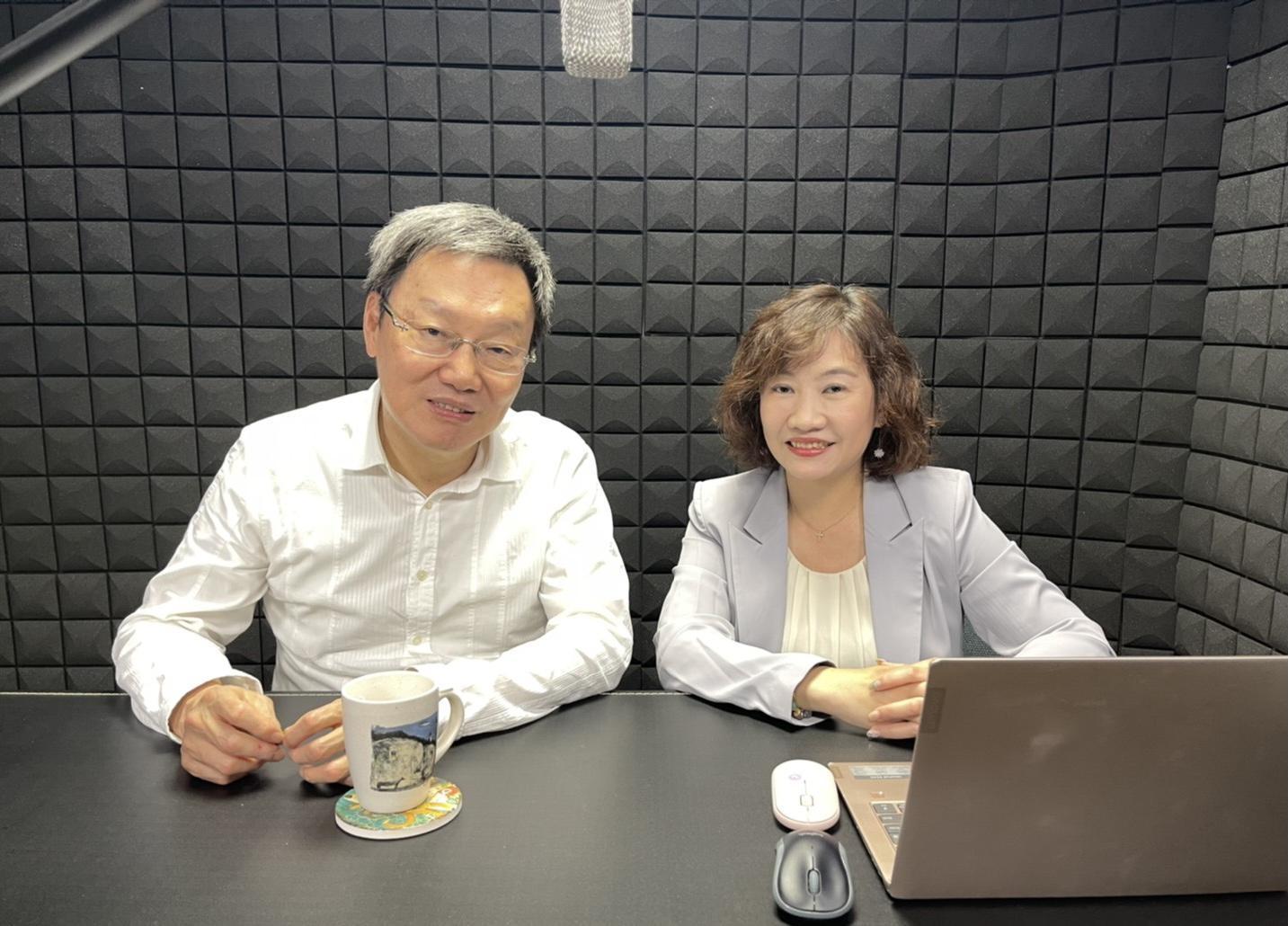 王淺秋(右)在YouTube開直播節目,第一集來賓是台北論壇董事長蘇起。(「好好聽FM」提供)