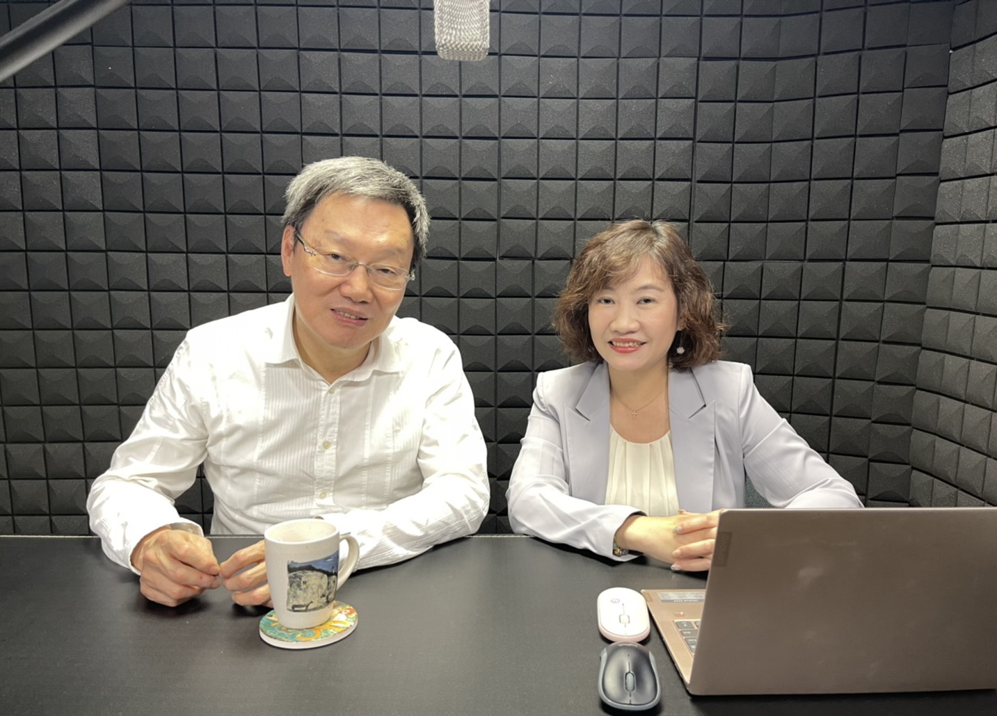 王淺秋（右）在YouTube開直播節目，第一集來賓是台北論壇董事長蘇起。（「好好聽FM」提供）