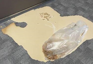 網友點外送，一開門奶茶竟灑了一地。（翻攝自推特）