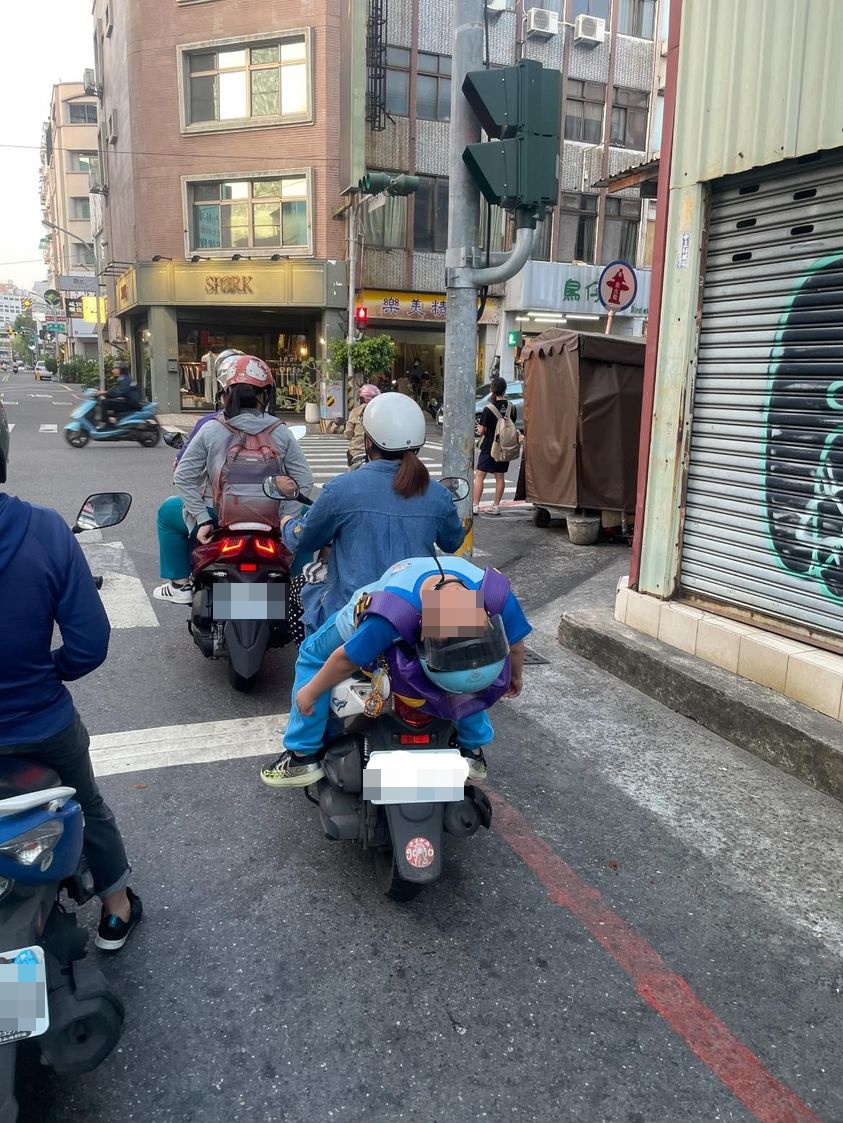 機車後座的小學男童整個往後躺呼呼大睡。(翻攝自臉書社團:路上觀察學院)