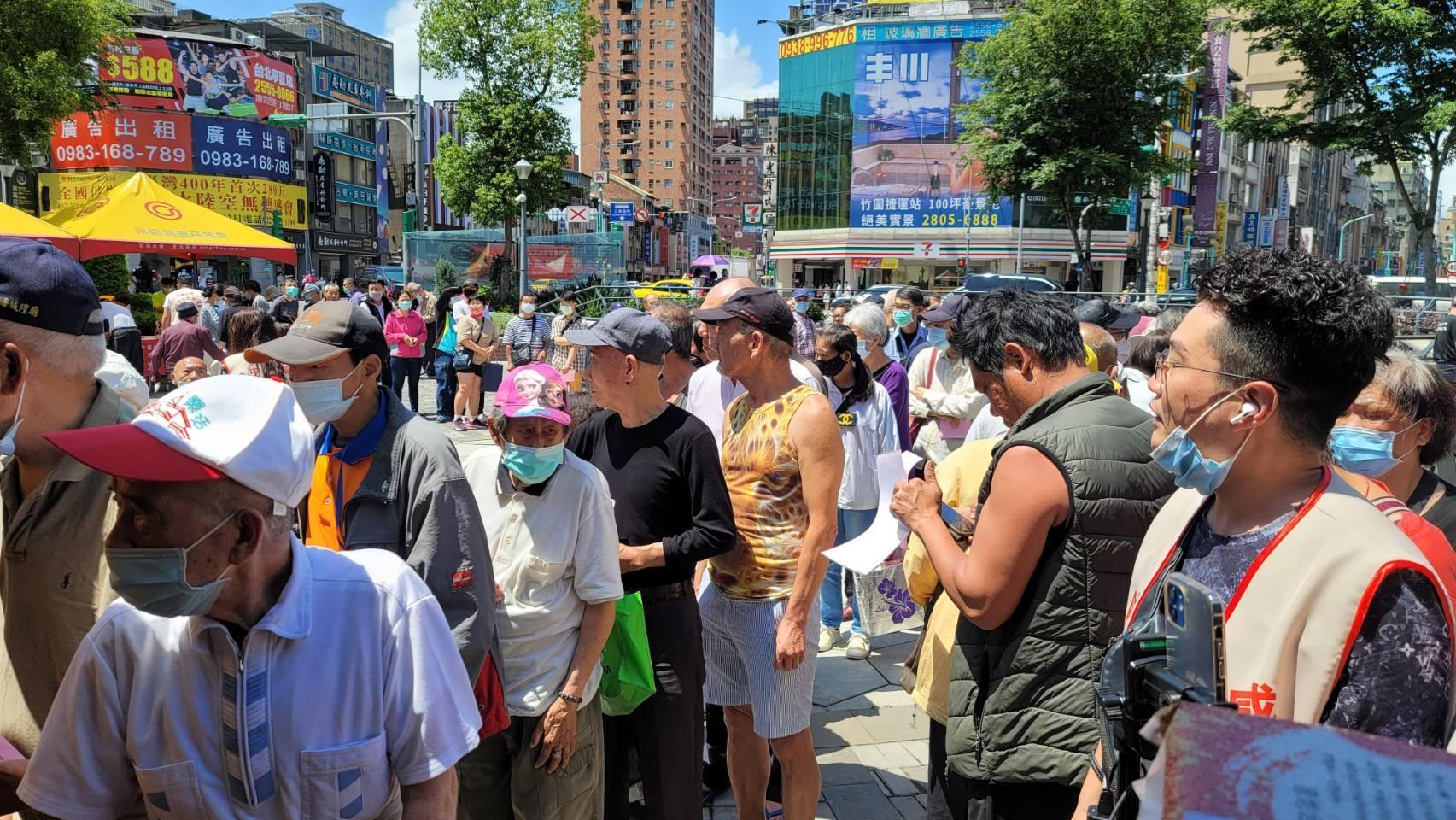 春暖溫馨活動在24日下午13時至16時,於大同區圓環公園處舉辦,發放低收入戶每戶一包愛心白米及600元的家樂福禮卷。(讀者提供)