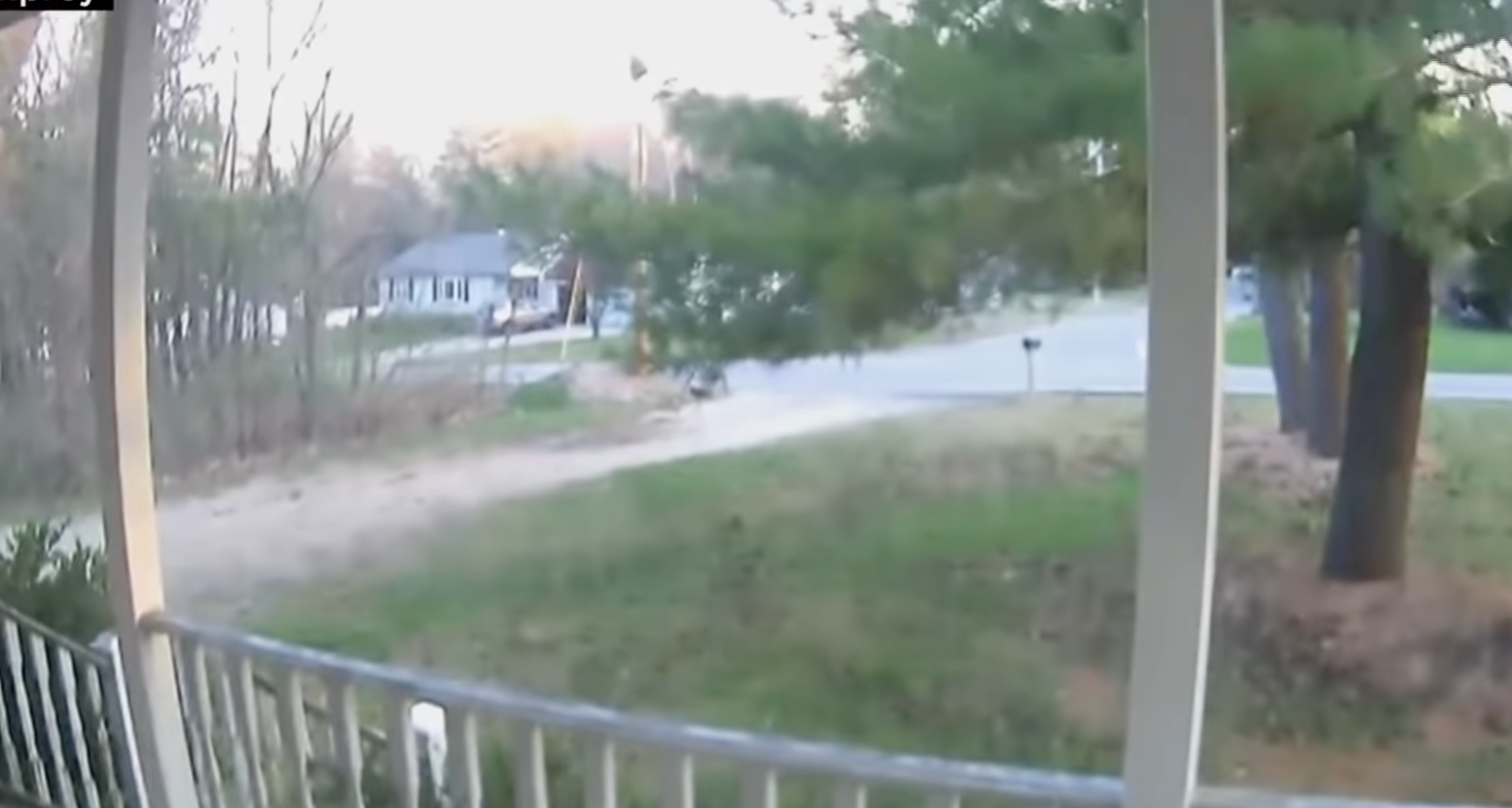 民眾為新生兒性別揭曉派對引爆炸藥，造成該地區劇烈搖晃。（翻攝自CBS Boston YouTube）