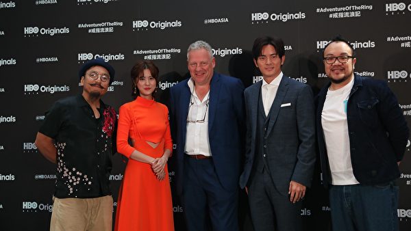 施鵬騌(中)前年代表HBO Asia出席投資的影集《戒指流浪記》開鏡記者會。(左起:導演北村豐晴、陳予晞、宥勝、製作人葉天倫)(HBO Asia提供)